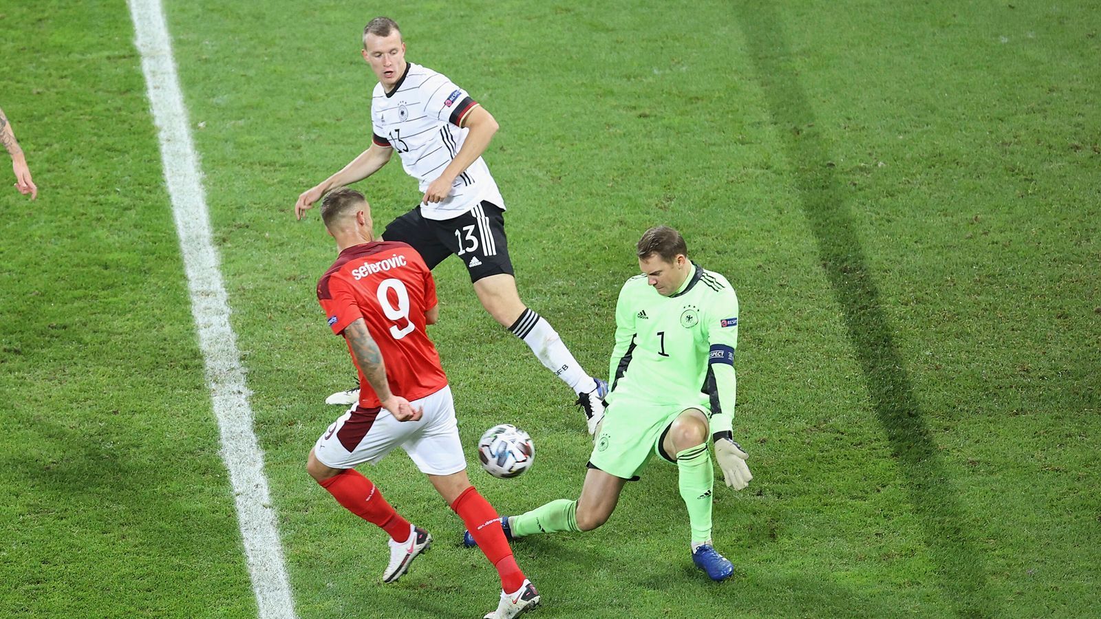 
                <strong>Manuel Neuer</strong><br>
                Bei den Gegentoren ist der Kapitän machtlos. Vor dem 0:1 rettet er noch bravourös gegen den frei vor ihm auftauchenden Ex-Teamkollegen Shaqiri zur folgenschweren Ecke. Allerdings unterläuft Neuer völlig untypisch ein Fehlpass, mit dem er Seferovic regelrecht zum Tor einlädt - doch da geht es gut. Beim 2:3 reagiert er zweimal stark gegen Seferovic, bevor Gavranovic ihn erneut überwindet. ran-Note: 3
              