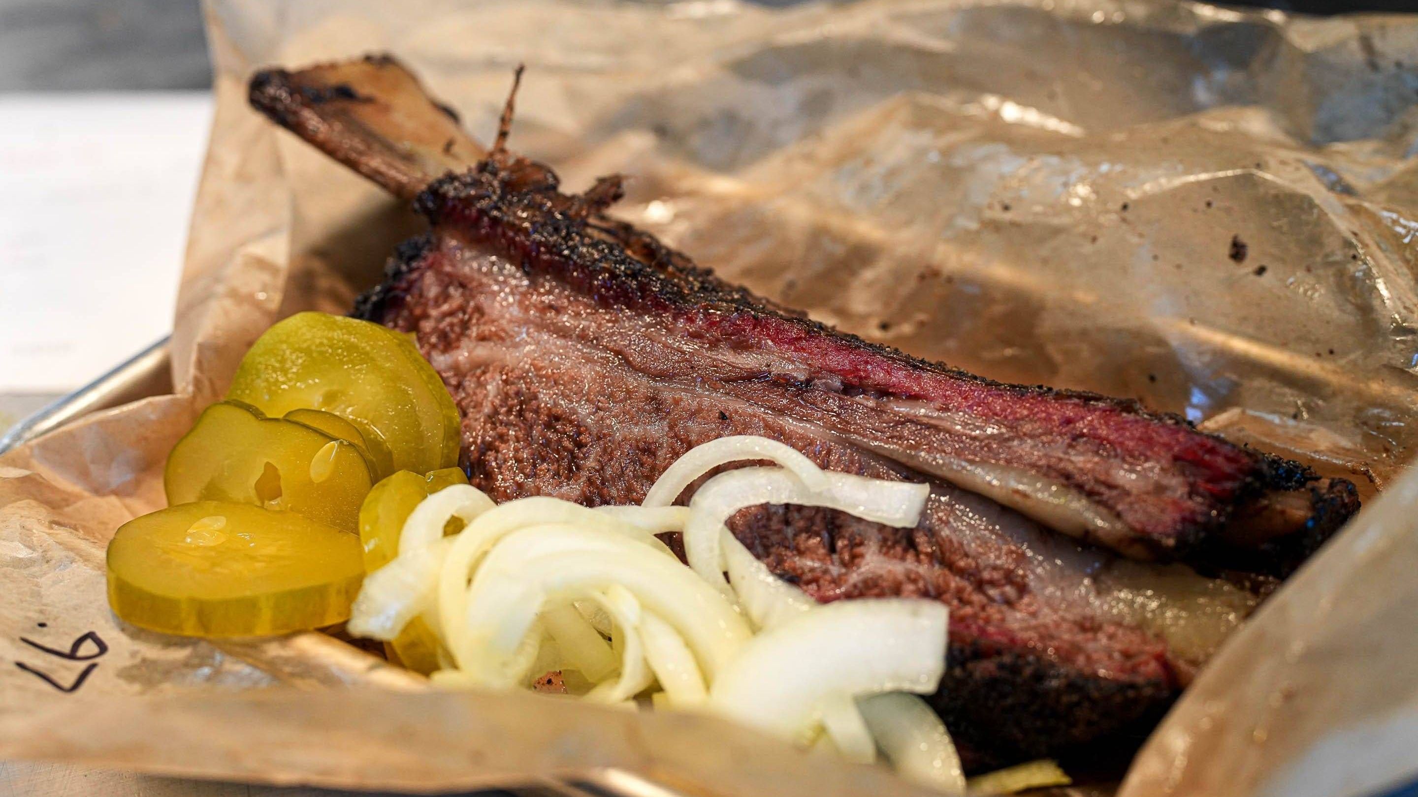 Texas Barbecue: Rippchen gehören zum Lieblings-Fleisch und Restaurants servieren das Grillgut traditionell auf Metzger-Papier.