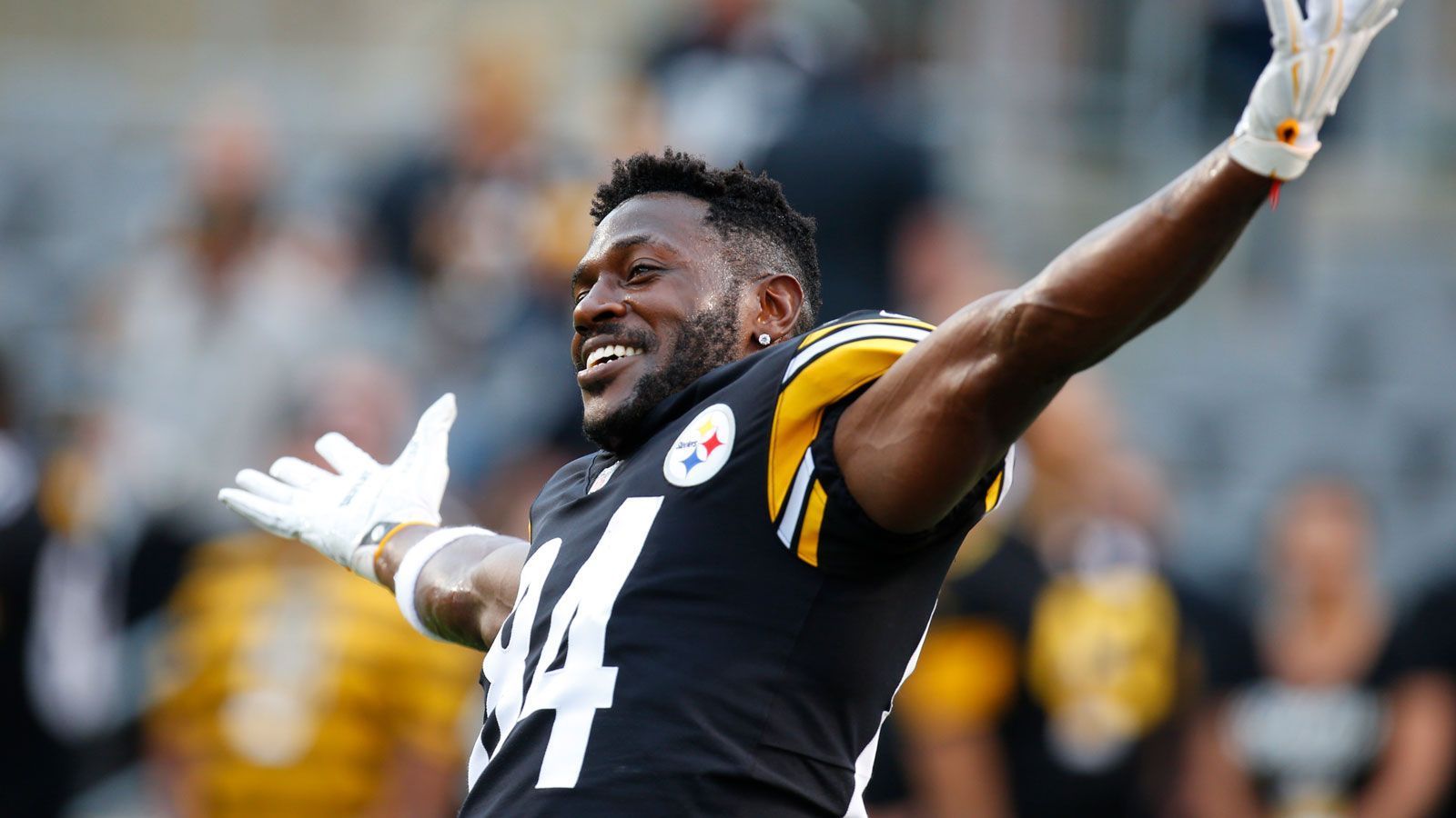 
                <strong>Antonio Brown, das "enfant terrible"</strong><br>
                Antonio Brown erhält eine neue Chance in der NFL, diesmal bei den Tampa Bay Buccaneers. Es gibt wohl keinen Spieler, der in den vergangenen Jahren für so viel Kopfschütteln sorgt und dabei gleichzeitig so viele Teams auf einmal vergrault. Nach Streitigkeiten in Pittsburgh, allen voran mit Quarterback Ben Roethlisberger, wird Brown 2019 nach Oakland getradet und verzettelt sich auch dort in Streitereien. Noch vor Saisonstart entlassen die Raiders ihren Star-Receiver, der daraufhin in New England anheuert und nach gerade einmal einem Spiel wieder auf die Straße gesetzt wird ...
              