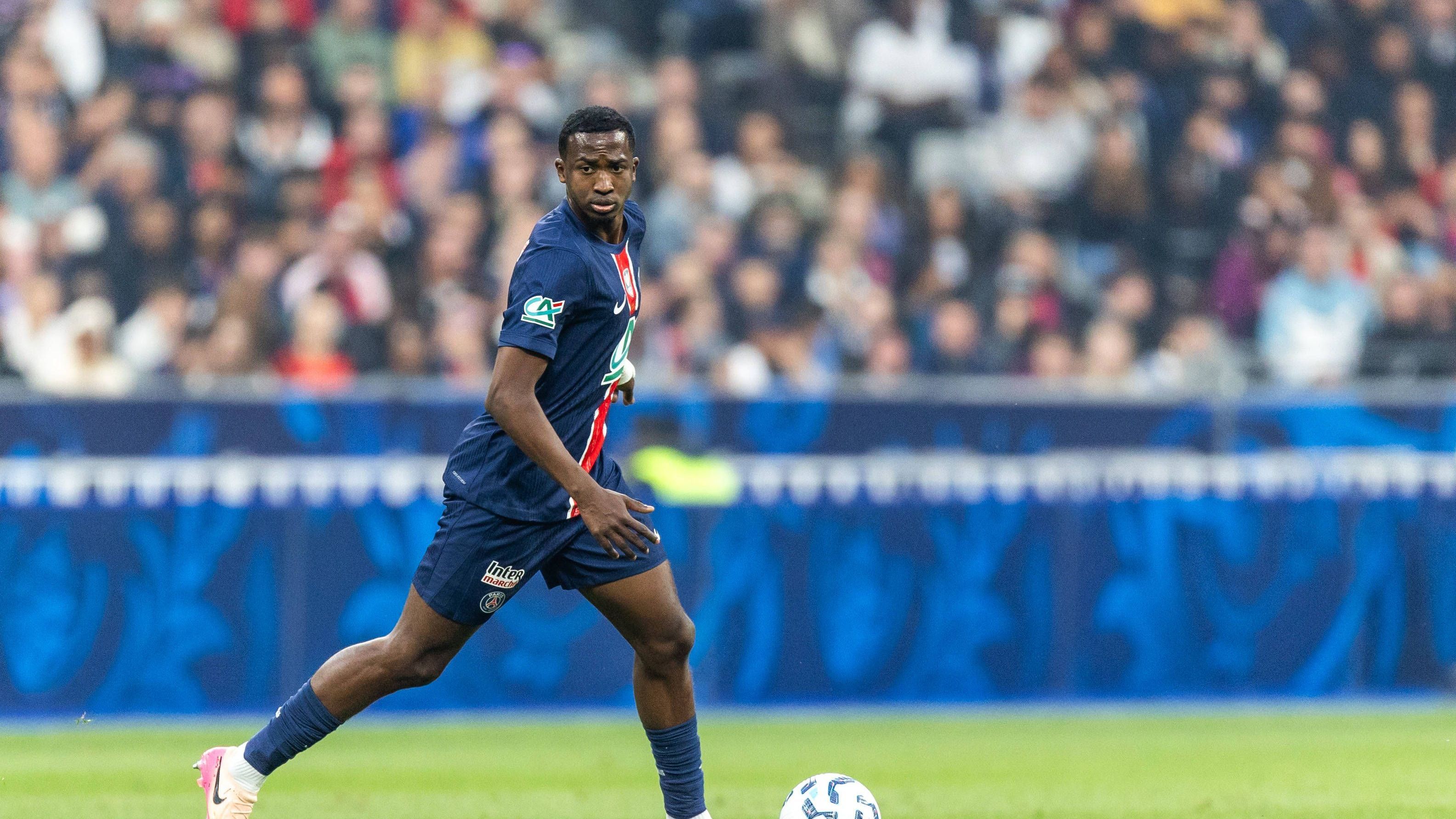 <strong>Willian Pacho (Paris Saint-Germain)</strong><br>Willian Pacho hat in der Champions League alle 16 Spiele von Anfang an bestritten und wurde nur einmal ausgewechselt. Der Mann aus Ecuador spielte eine starke Debütsaison in Paris. Als Linksfuß setzte er sich schnell in der letzten Reihe der Pariser fest.