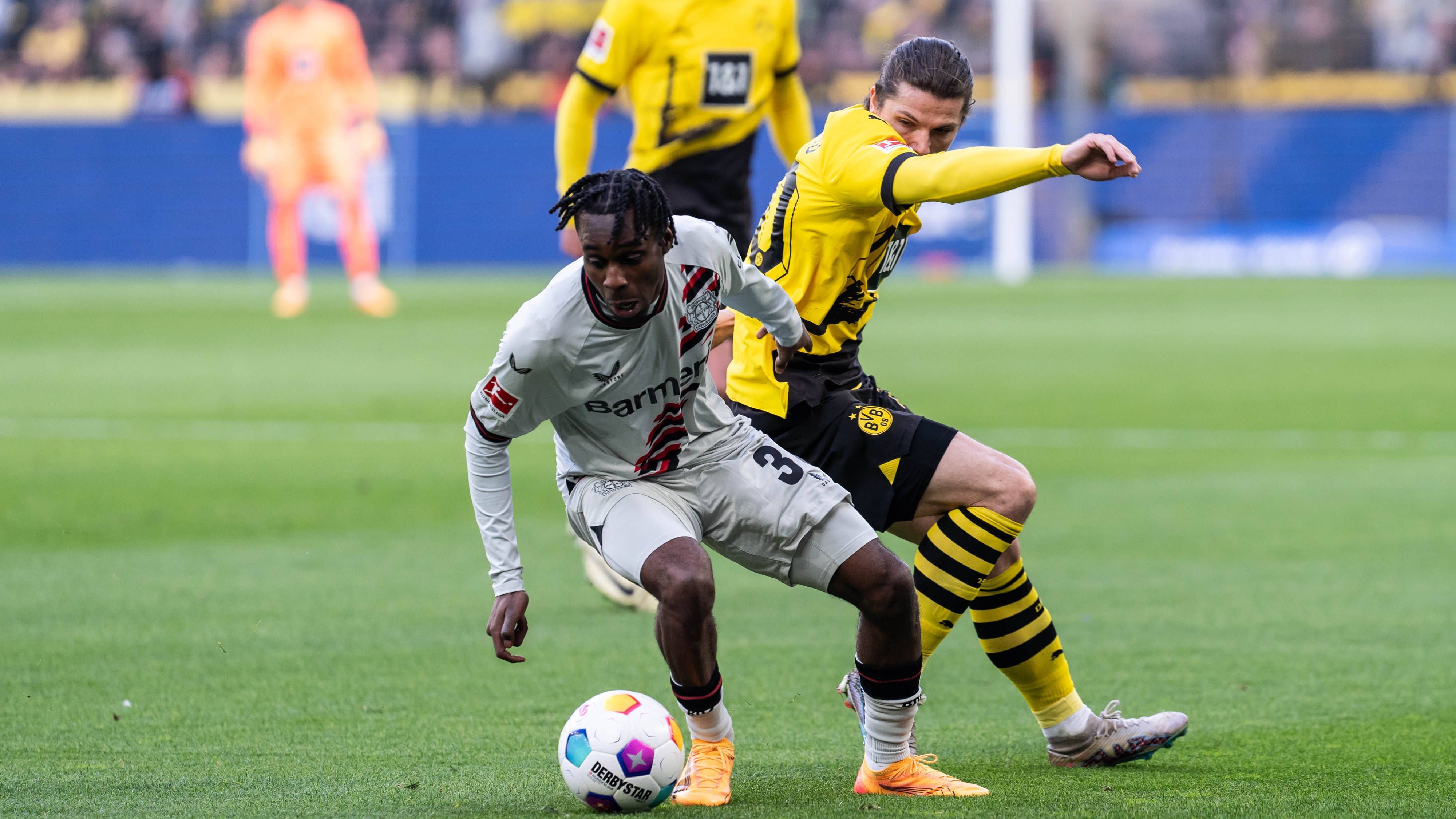 <strong>Jeremie Frimpong (Bayer Leverkusen)</strong><br>Der Niederländer sticht immer wieder in den Strafraum vor und hat in der 8. Minute die erste Torchance für Leverkusen. Er stellt die Hintermannschaft des BVB regelmäßig vor Probleme. Direkt nach der Halbzeit gewinnt er das Laufduell gegen Ryerson, spielt dann jedoch einen Fehlpass – das wäre sonst eine 100-prozentige Torchance gewesen. <strong><em>ran</em>-Note: 3</strong>