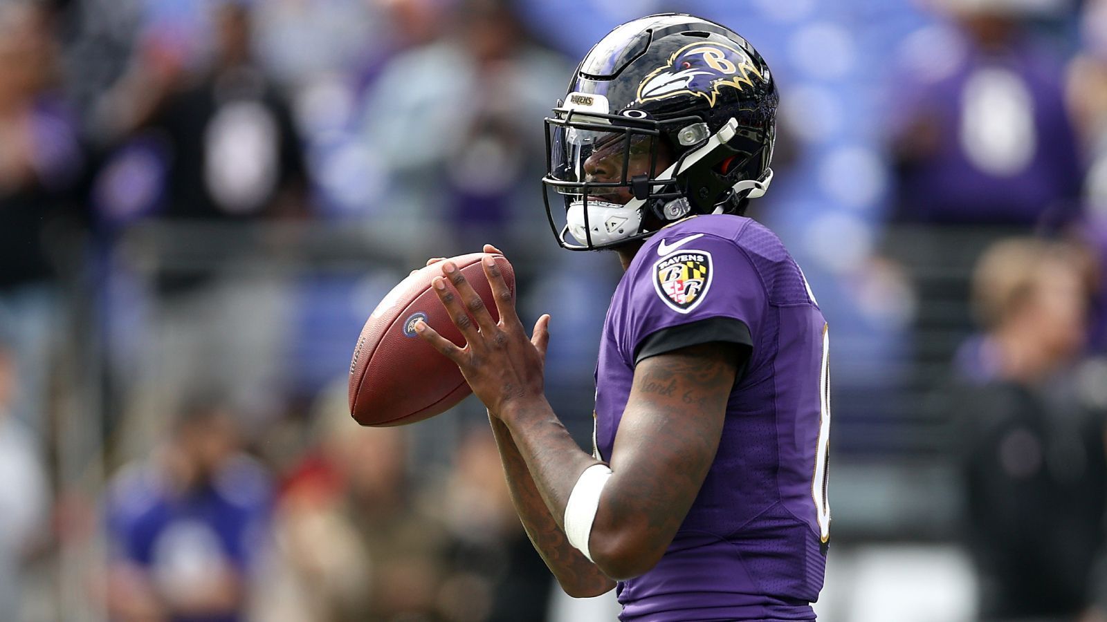 
                <strong>Platz 3: Lamar Jackson (Baltimore Ravens)</strong><br>
                Lamar Jackson hat das Narrativ um seine Person in der ersten Saison-Hälfte endgültig widerlegt und überzeugt als Passer. Dabei agiert er risikofreudig - pro Pass wirft der Quarterback den Ball über zehn Yards tief und belegt dabei ligaweit den zweiten Platz. Doch Jackson wirft den Ball nicht nur tief, er komplettiert diese Pässe auch überdurchschnittlich gut. Zwischen zehn und 20 Yards bringt Jackson fast 75 Prozent aller Zuspiele an den Mann. Doch natürlich heben den Ravens-Quartback zusätzlich seine Qualitäten als Läufer in die Elite-Quarterback-Kategorie. Denn neben seinen 275 Passing Yards pro Spiel erläuft Jackson im Schnitt 75 Yards - die insgesamt 350 Yards pro Spiel kann kein Quarterback der NFL toppen.
              