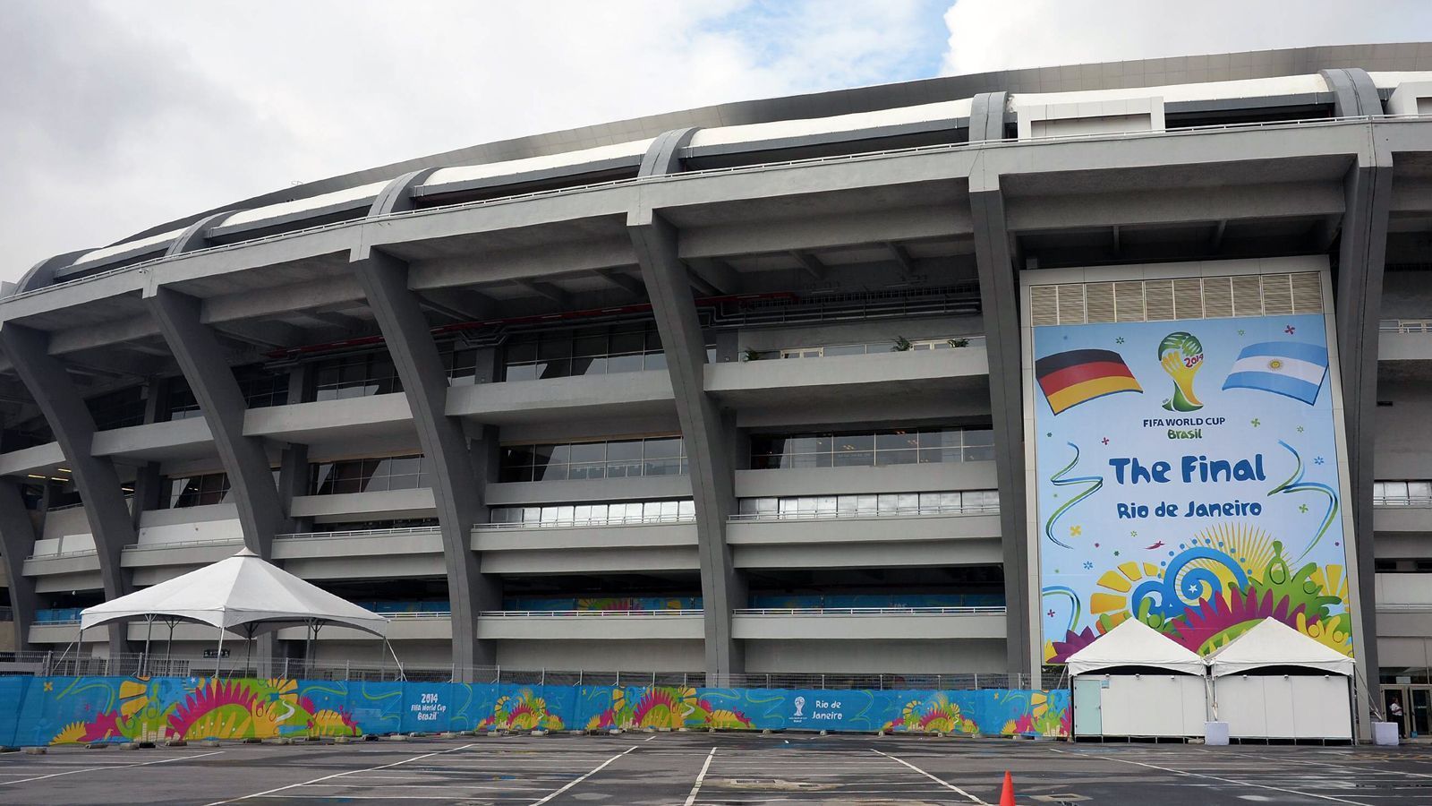 
                <strong>WM 2014 in Brasilien</strong><br>
                Kosten: 15 Milliarden US-Dollar
              