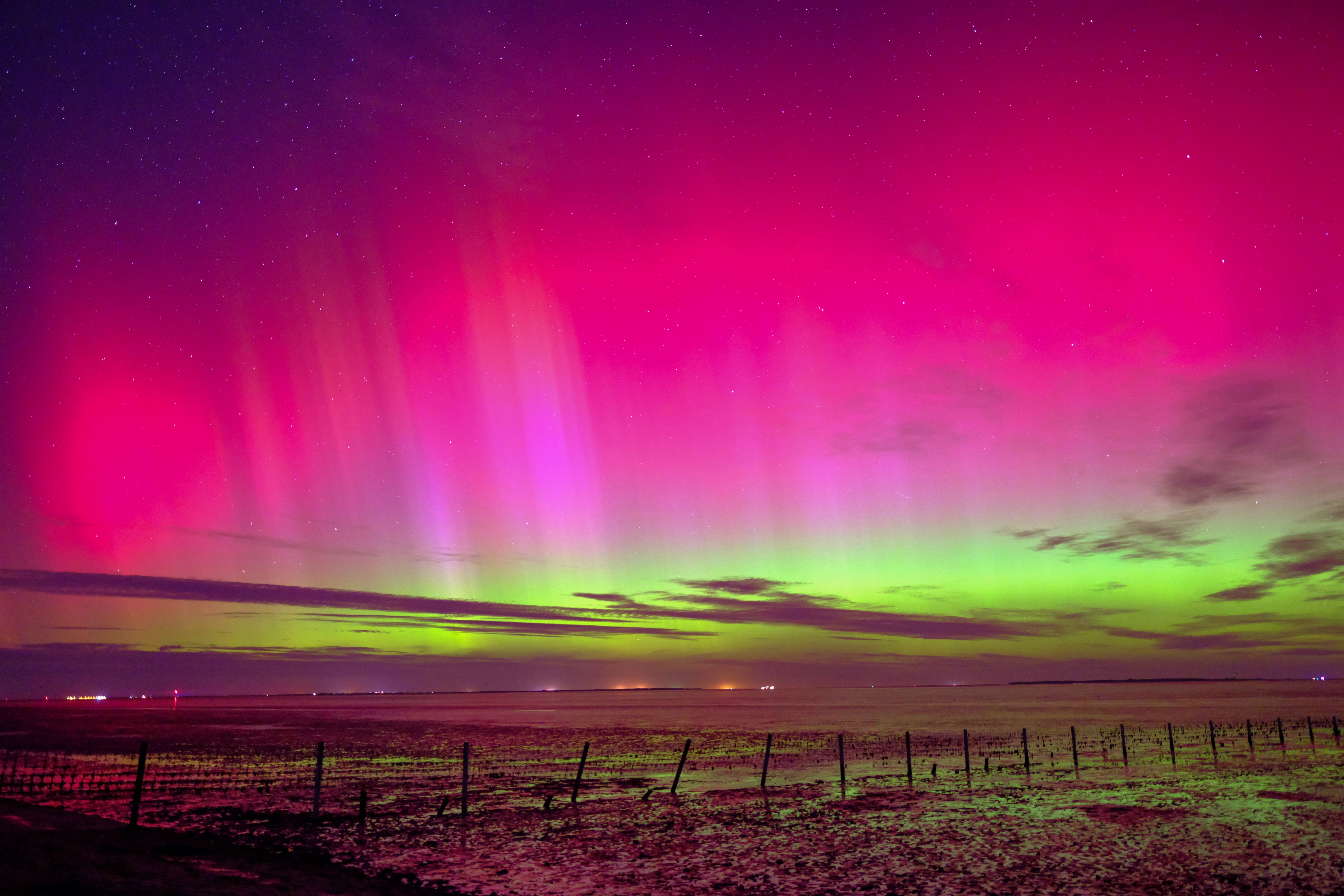 25. September 2023: Polarlichter sind am Himmel über Schillig an der Nordsee in Niedersachsen zu sehen. 