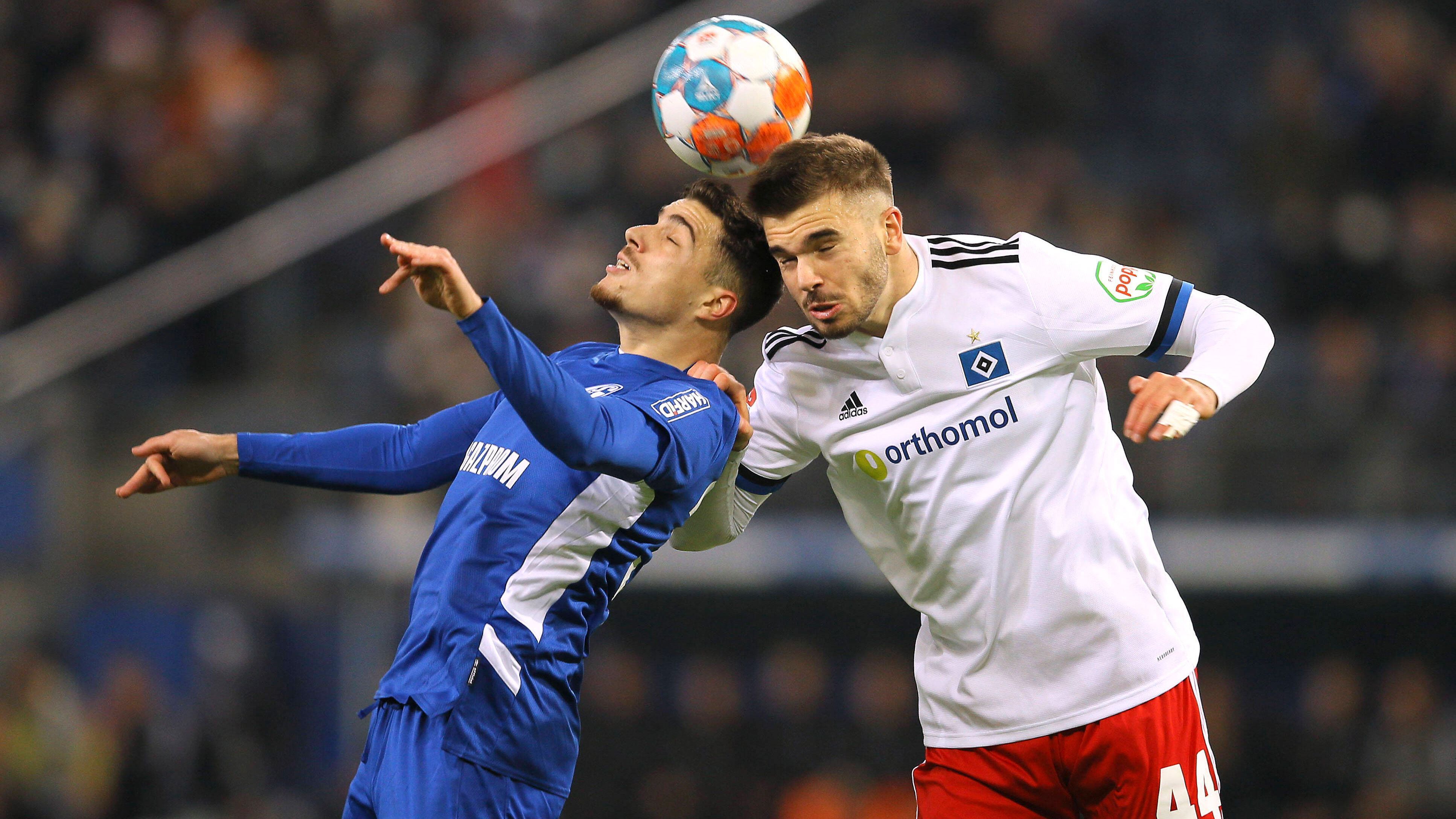 
                <strong>Top: Schalke und der HSV in halbwegs ruhigen Gewässern</strong><br>
                Samstagabend, 20:30 Uhr - HSV gegen Schalke. Ja, das hat schon Spaß gemacht, dieses Spiel. Beide Teams trennten sich 1:1, viel lieber würde man dieses Duell aber ohnehin wieder in der Bundesliga sehen. Beide Teams sind nach der Hinrunde im Soll und befinden sich mitten im engen Aufstiegsrennen. Doch viel wichtiger: Abseits des Platzes ist es um beide Vereine erstaunlich ruhig bestellt. Die einstigen Chaos-Klubs scheinen sich zu stabilisieren, auch wenn sich das natürlich schnell wieder ändern kann. 
              