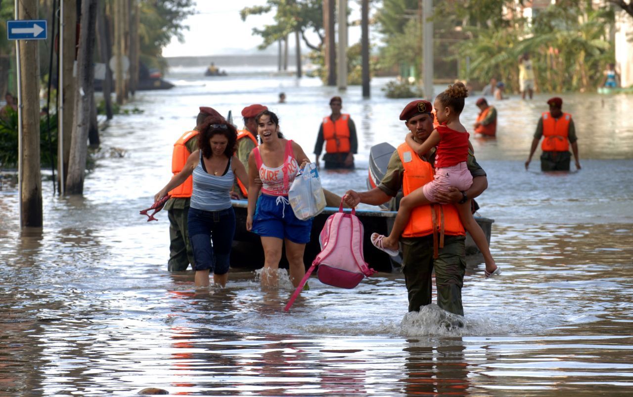 09.11.2005 Helfer bringen in der Innenstadt der kubanischen Hauptstadt Havanna Menschen in Sicherheit. Hurrikan "Wilma" setzte große Teile der Innenstadt Havannas unter Wasser.