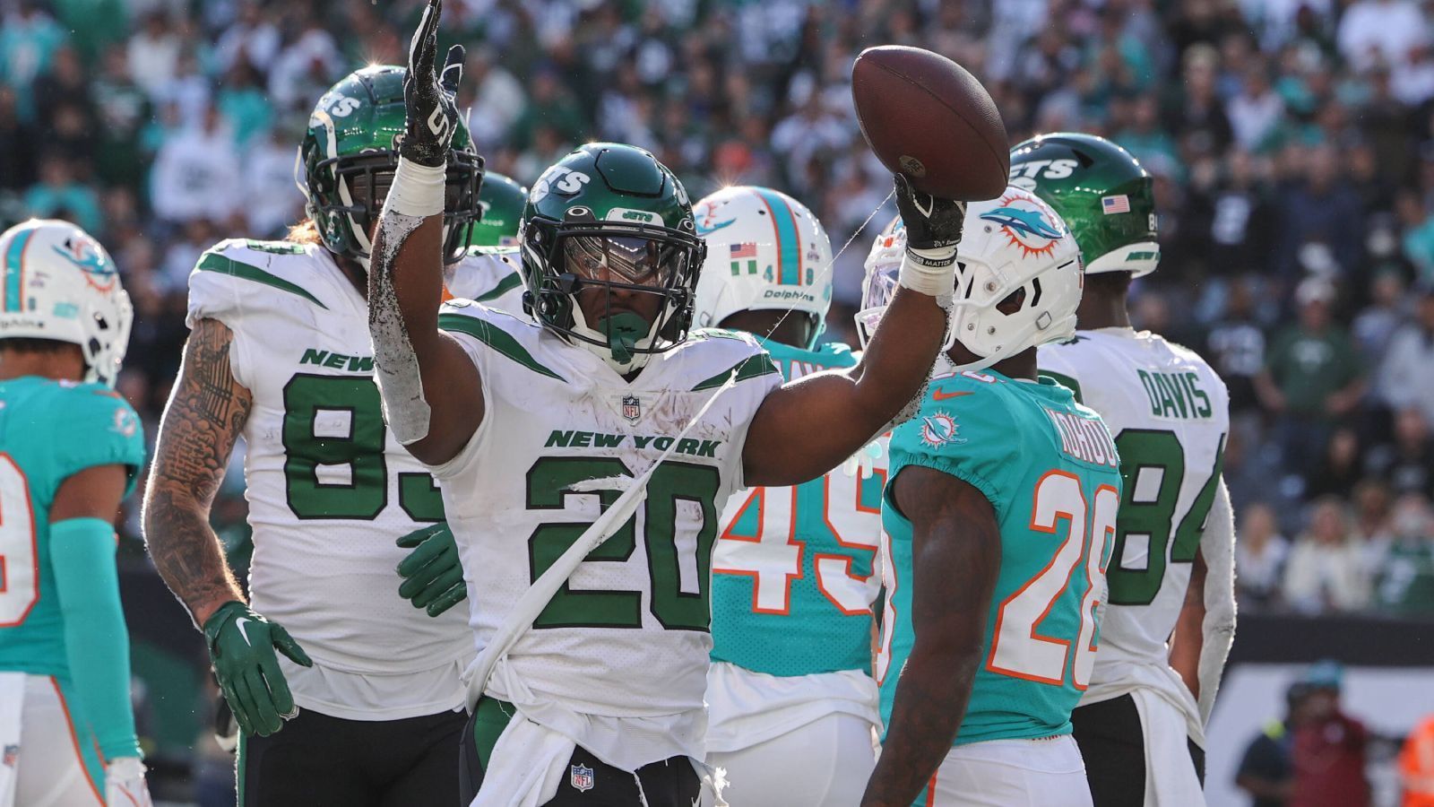 
                <strong>Gewinner: Breece Hall (New York Jets)</strong><br>
                Gleich zwei Personalien aus New York bei den Gewinnern? ran ehrt, wem Ehre gebührt! Auch wenn die Miami Dolphins mit ihrem dritten Quarterback antraten, dass die New York Jets sie mit 40:17 regelrecht überfuhren war so nicht zu erwarten. Überragender Mann bei den Jets: Rookie-Running-Back Breece Hall. Der nominell beste RB des vergangenen Drafts zeigte, wieso Experten so eine Hohe Meinung von ihm hatten. 100 Receiving Yards, 97 Rushing Yards und ein Touchdown steht am Ende zu Buche. Hall wurde sogar zwei mal noch an der 1-Yard-Linie gestoppt, die Touchdowns sackte sein Kollege Michael Carter ein. Breakout Game für den vielversprechenden Ballträger.
              