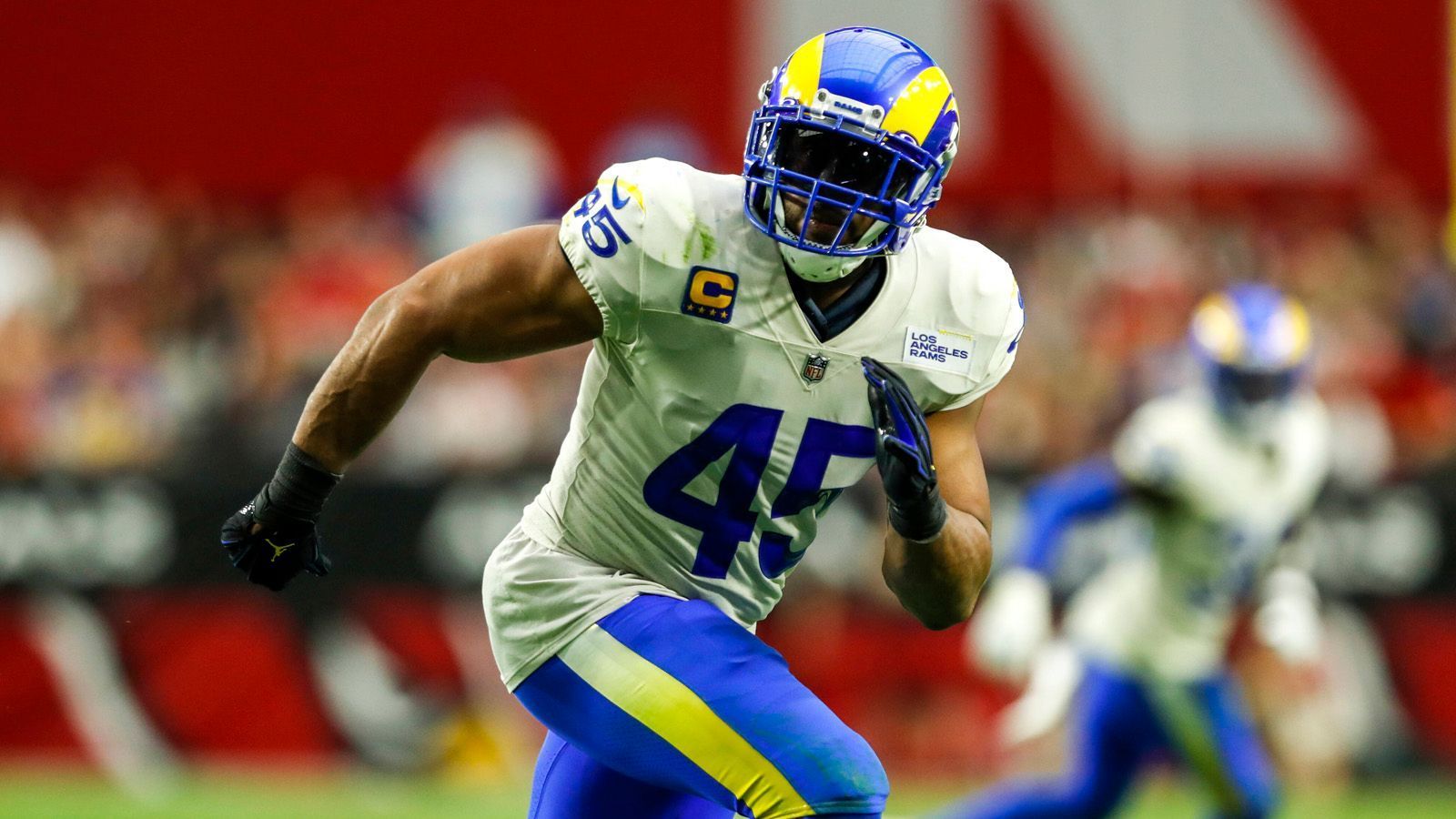 
                <strong>Bobby Wagner: Landings Spots nach dem Aus bei den Los Angeles Rams</strong><br>
                Die Los Angeles Rams und Star-Linebacker Bobby Wagner gehen laut "ESPN"-Insider Adam Schefter getrennte Wege. Die Vertragsauflösung soll finanzielle Gründe haben. Der 32-Jährige hatte erst vor der vergangenen Saison einen Fünfjahresvertrag über 50 Millionen Dollar bei den Rams unterschrieben. Jetzt gehört er über Nacht zu einem der heißesten Free Agents der Liga. ran zeigt mögliche Landing Spots des Linebackers auf.
              