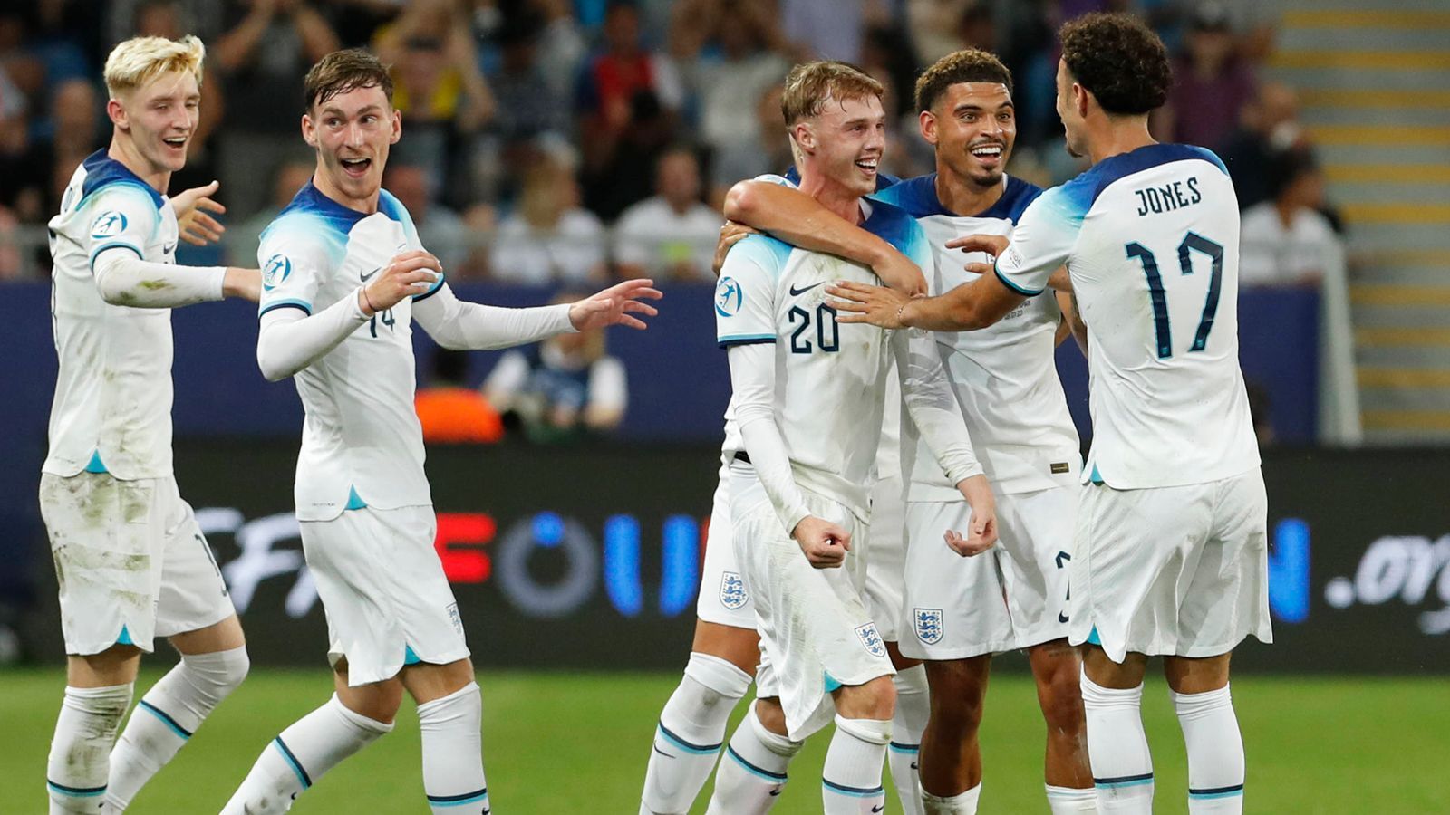 
                <strong>3. Frankreich </strong><br>
                Frankreich marschierte unbezwungen und mit acht Siegen durch die Quali und kassierte bei 31 Treffern nur fünf Gegentore. Beeindruckend. Mit Benoit Badiashile und William Saliba fallen nun aber zwei gesetzte Innenverteidiger aus. In der Vorbereitung lief es auch nicht rund. Besonders das 0:4 gegen England war ein Schock. Trotzdem wird mit den Franzosen inklusive vieler bekannter Stars aus der Bundesliga zu rechnen sein. Der Auftakt gelang jedenfalls schon: Les Bleus besiegten Italien 2:1. Schlüsselspieler: Kalulu, Koné, Cherki.• <a href="https://www.ran.de/fussball/u21/live/ran-fussball-u21-europameisterschaft-2023-live-gruppe-d-norwegen-gegen-frankreich-auf-prosieben-maxx-und-im-kostenlosen-livestream-auf-ran-de" data-url-id="52848">U21-EM: Norwegen vs. Frankreich - So. 20:15 Uhr live auf ProSieben MAXX und ran.de</a><br>
              