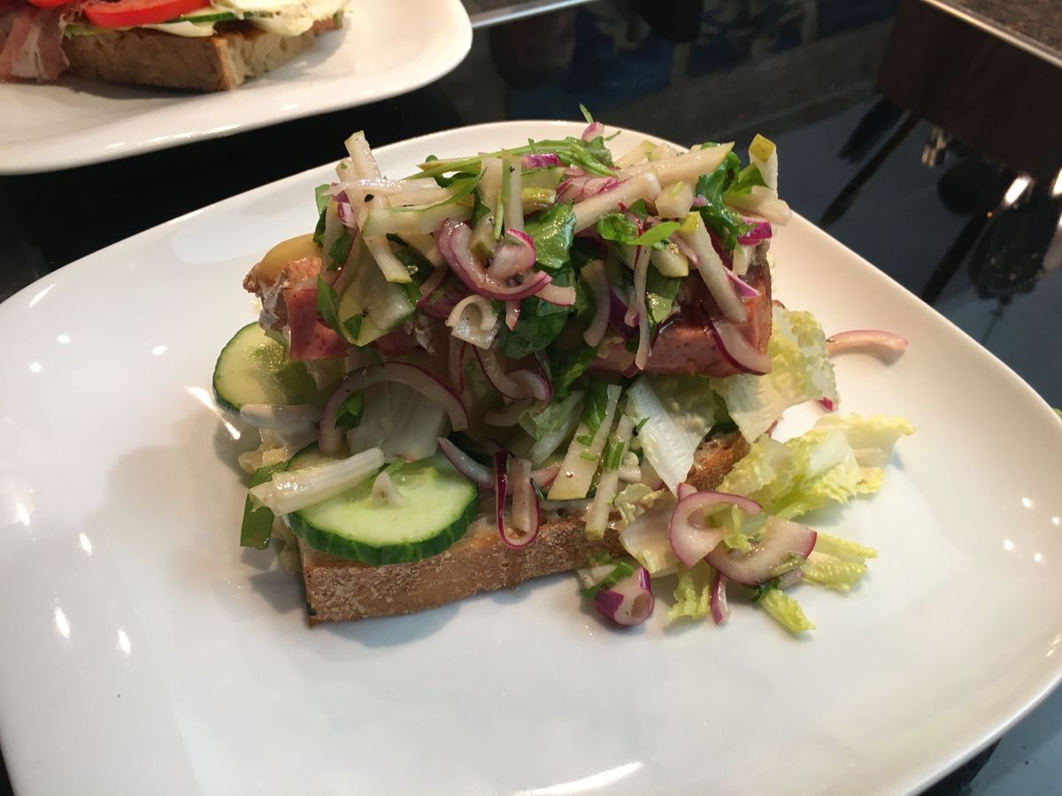 Smørrebrød mit Leberkäse und Camembert