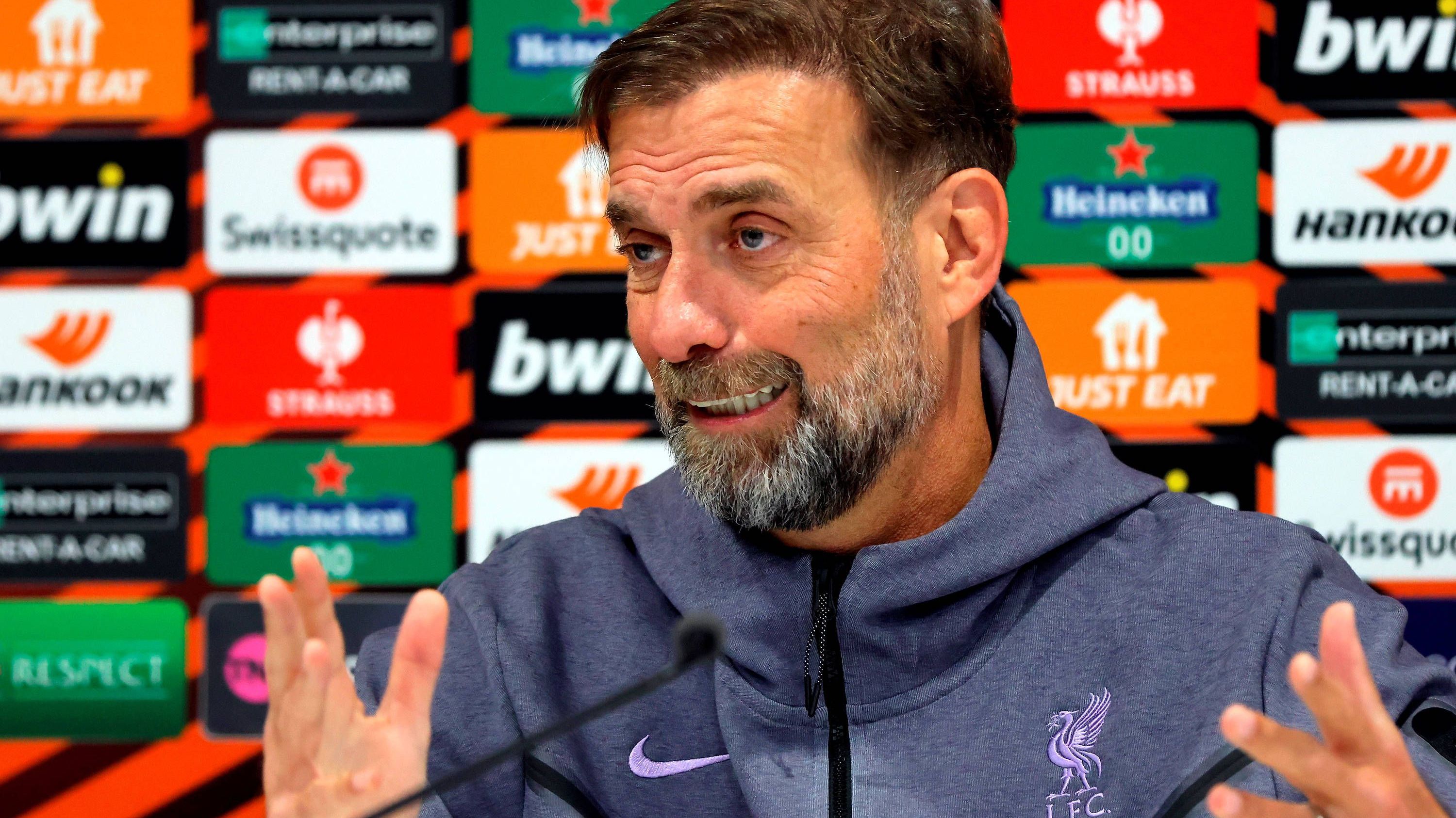 <strong>England (Teil II)</strong><br><strong>Daily Mirror:</strong> "Klopp Out! Der Liverpool-Trainer verkündet seinen Abschied aus ergreifenden Gründen in einem schockierenden Statement."<br><strong>Evening Standard:</strong> "Klopp verkündet die Schock-Entscheidung, Liverpool zu verlassen." <br><strong>Guardian: </strong>"Jürgen Klopp hört als Liverpool-Trainer auf."<br><strong>The Athletic:</strong> "Jürgen Klopp verlässt Liverpool. Der Manager verkündet seinen Abschied am Saisonende."