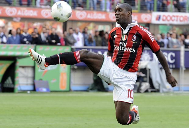 
                <strong>Mittelfeld: Clarence Seedorf (u.a. AC Mailand)</strong><br>
                Drei mal konnte der Niederländer die Champions League gewinnen - das beeindruckt auch Carlos: "Er ist ein Anführer, der dich ständig besser machen will und dir Anweisung gibt. Er ist ein außergewöhnlicher Spieler und ein außergewöhnlicher Mann."
              