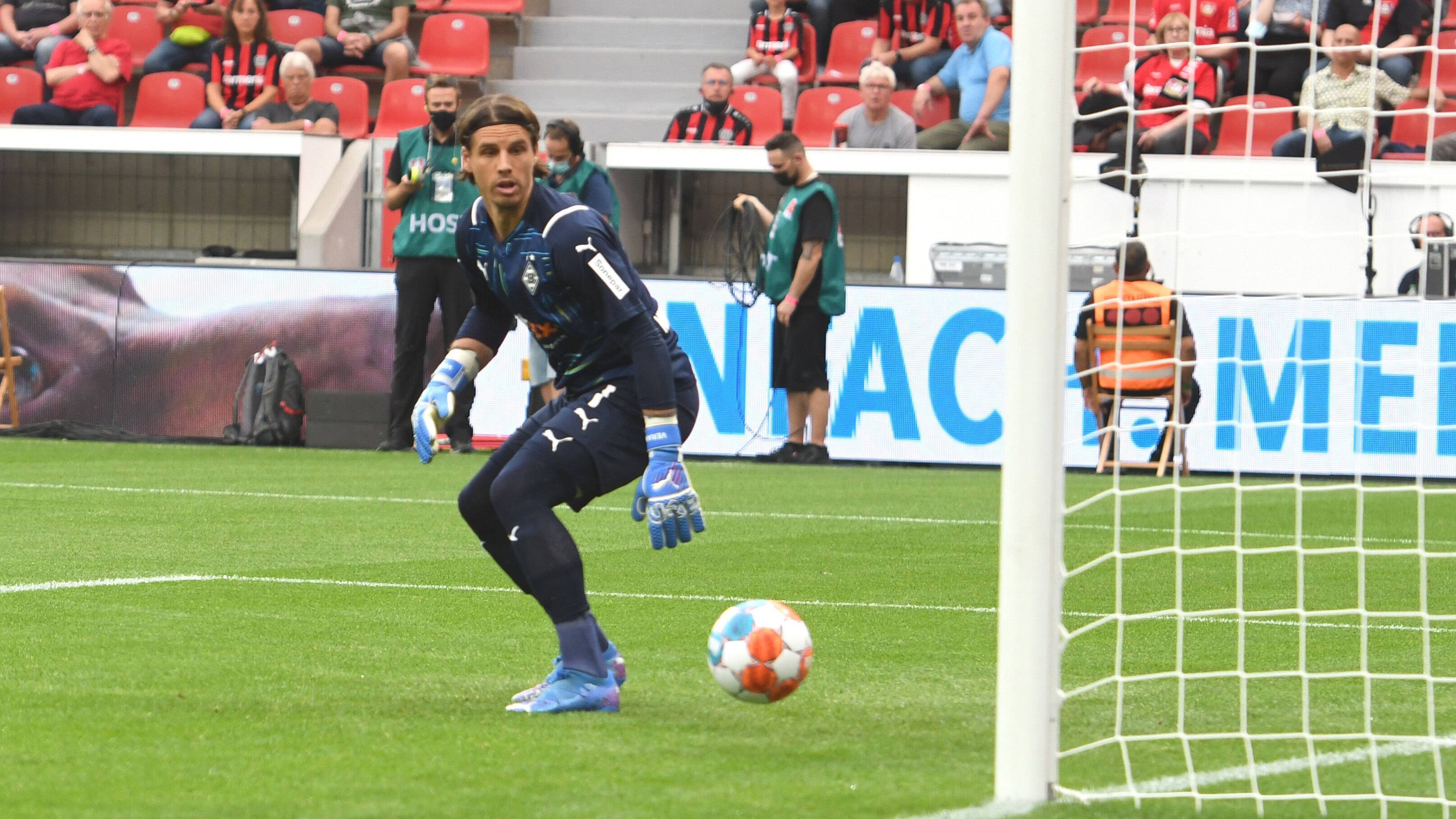 
                <strong>Kurioses Gegentor zum 0:1</strong><br>
                Drei Minuten waren gespielt, da musste Yann Sommer das erste Mal hinter sich greifen. Und wie. Der Schuss von Mitchel Bakker prallt vom Pfosten gegen die Wade vom Schweizer und kullert dann langsam über die Linie. Der Startschuss in einen Abend voller Pleiten, Pech und Pannen. 
              