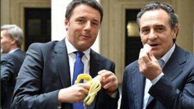 
                <strong>Cesare Prandelli und Matteo Renzi </strong><br>
                Italiens Nationaltrainer Cesare Prandelli (r.) und Premierminister Matteo Renzi (l.) zeigen sich ebenfalls solidarisch mit Dani Alves und essen gemeinsam eine Banane. 
              