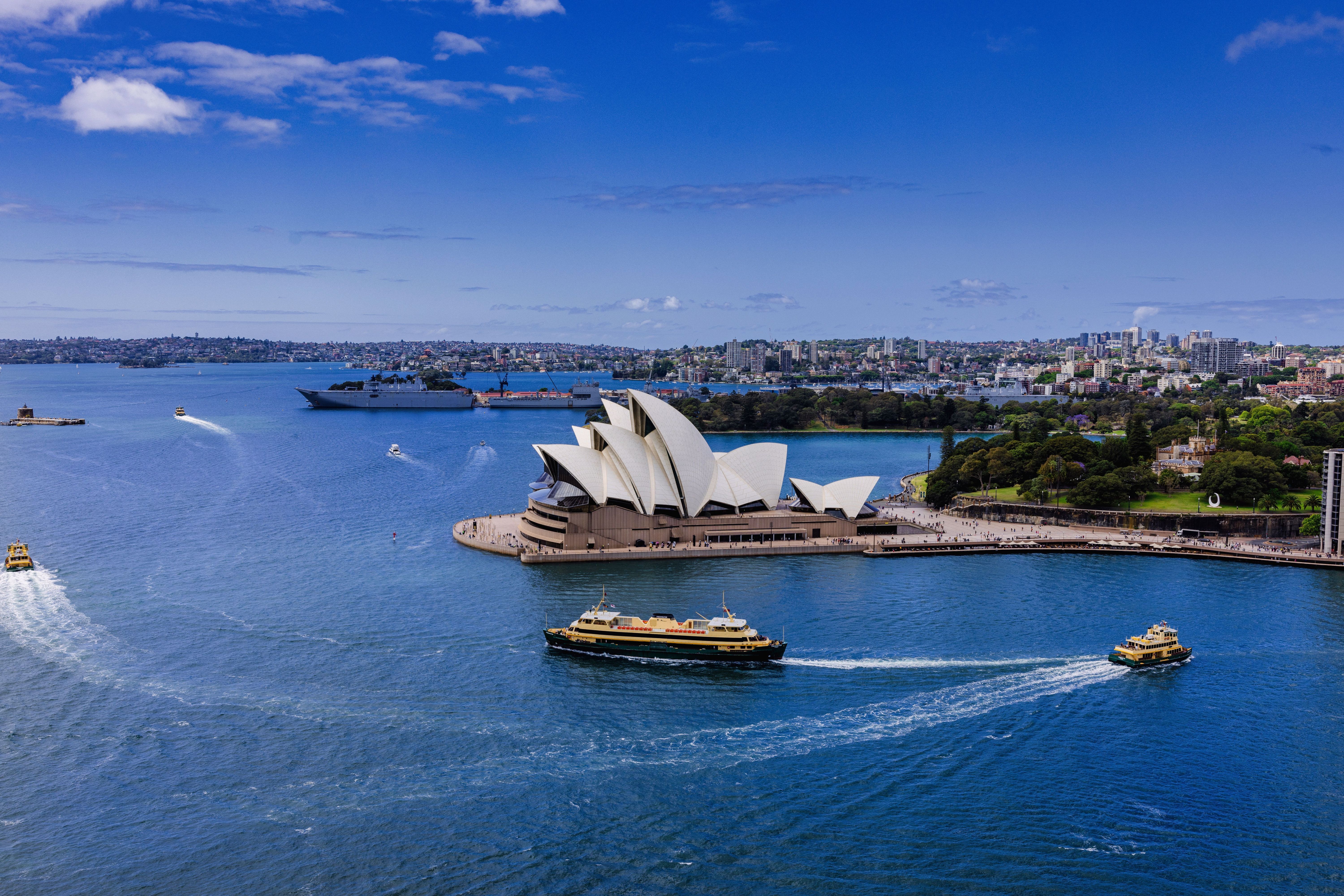 Sydney hat es 2023 auf Platz 3 (EIU) und Platz 6 (Mercer) der lebenswertesten Städte geschafft. Obwohl nicht Hauptstadt, hat sich die Stadt zur kulturellen, politischen und wirtschaftlichen Metropole Neuseelands entwickelt. Hier kommen nicht nur Architektur-Liebhaber, sondern auch Surfer auf ihre Kosten: Allein auf dem Stadtgebiet gibt es über 70 verschiedene Strände.