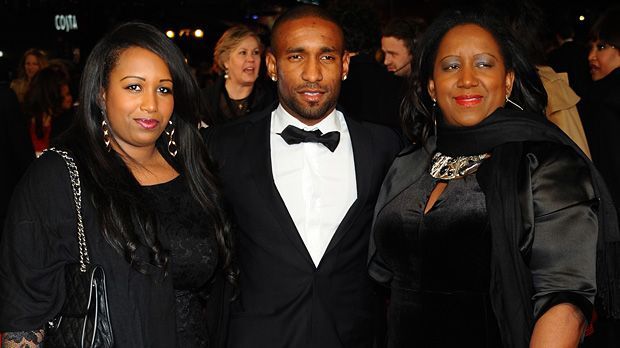 
                <strong>Jermain Defoe</strong><br>
                Das Familienleben soll natürlich auch von Defoes künftigem Helferlein organisiert werden. Egal ob Muttertag, Geburtstage oder Weihnachten - Defoes Assistent ist dafür zuständig, dass sich Mutter Sandra (r.) und Schwester Chonte auf Familienfesten nicht langweilen.
              