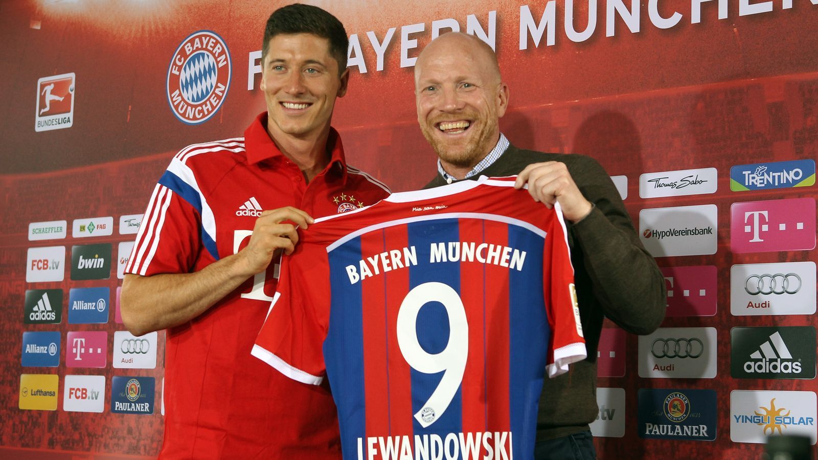 
                <strong>Verpflichtung im Sommer 2014</strong><br>
                Am 1. Juli 2014 trat Robert Lewandowski offiziell seinen Dienst beim FC Bayern München an. Den Polen schnappten sich die Münchner damals ablösefrei von Borussia Dortmund. Der zu diesem Zeitpunkt schon als absoluter Coup gehandelte Lewandowski-Transfer an die Säbener Straße, ist rückblickend noch viel beeindruckender, schließlich brach der Stürmer in acht Jahren in München einige Rekorde und verhalf dem FCB zu zahlreichen Titeln. 
              