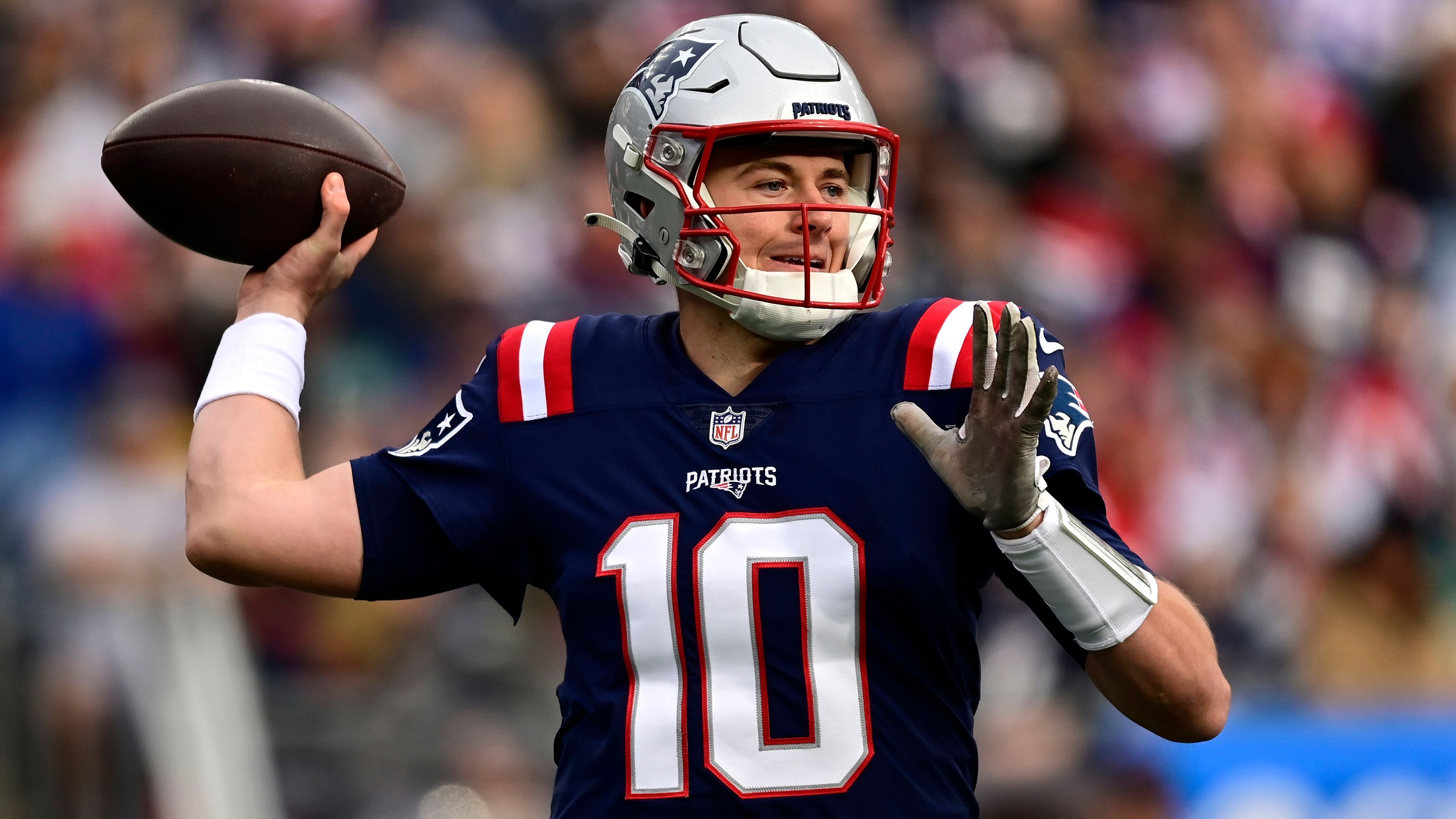 
                <strong>Mac Jones vor Abschied? Quarterback-Optionen für die New England Patriots</strong><br>
                Wie "ProFootballTalk" nachlegte, will Belichick seinen Quarterback offenbar sogar ganz loswerden. Wie es heißt, hat der Coach den Spielmacher in der Offseason bei mehreren Teams in Trade-Gesprächen angeboten. Potenzielle Kandidaten sollen unter anderem die Las Vegas Raiders, Houston Texans, Tampa Bay Buccaneers und Washington Commanders sein. Ein Trade kam aber bislang nicht zustande. Wie "PFT" weiter berichtet, kann das aber etwa rund um den Draft noch passieren.
              