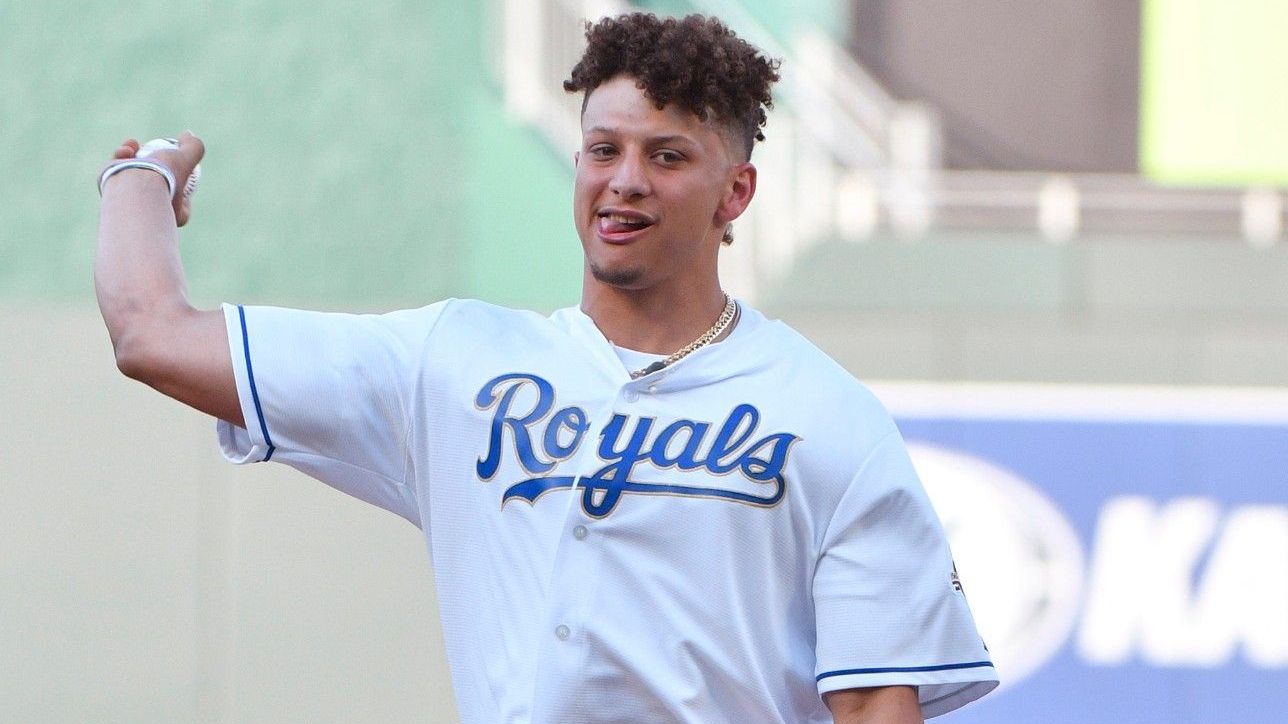 <strong>Baseball I</strong><br>
                Mahomes ist nicht nur ein überdurchschnittlich talentierter Quarterback im American Football, er beherrscht auch andere Sportarten wie Basketball, vor allem aber Baseball. Auch in diesem Sport hätte es für ihn wohl für eine Profikarriere gereicht. Schon im Jahr 2014 galt er als einer der Top-Kandidaten im Draft der US-amerikanischen Major League Baseball (MLB).