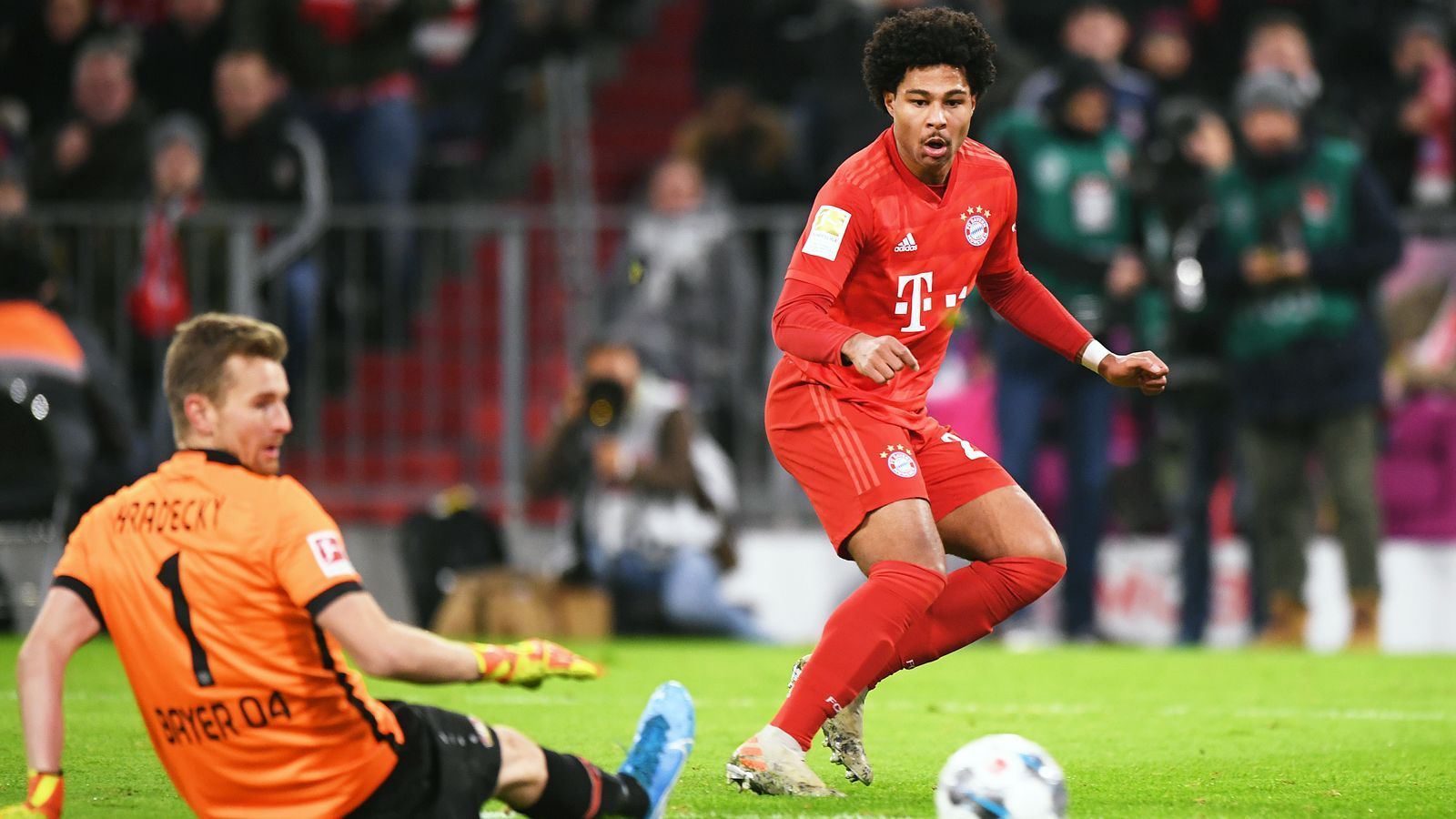 
                <strong>Serge Gnabry</strong><br>
                Dem zuletzt starken Flügelflitzer bieten sich diverse Einschussgelegenheiten. Doch erst setzt er den Ball allein vor Hradecky aus Halbposition an den kurzen Pfosten, nach 17 Minuten scheitert er am Finnen, später zielt er zu ungenau. Gnabry sucht immer wieder den Weg in die Tiefe, agiert aber insgesamt zu glücklos. ran-Note: 3
              