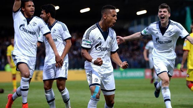 
                <strong>S04 U19</strong><br>
                Schalke 04: Die besten Ergebnisse aller deutschen Teams hat der FC Schalke 04 vorzuweisen. Mit Leroy Sané, Thilo Kehrer, Marvin Friedrich und Co. starteten sie in der Premierensaison 13/14 voll durch. Die starke Truppe der Königsblauen ging souverän durch die Gruppenphase und schlug in der K.o.-Phase Real Sociedad und den FC Chelsea. Im Halbfinale verlor S04 mit 0:1 gegen den späteren Meister, den FC Barcelona. Ein Jahr später war im Achtelfinale gegen Manchester City (1:3 nach Elfmeterschießen) Schluss. 2015/2016 mussten sie allerdings früh die Segel streichen und schieden in der ersten Runde gegen Ajax Amsterdam aus.
              