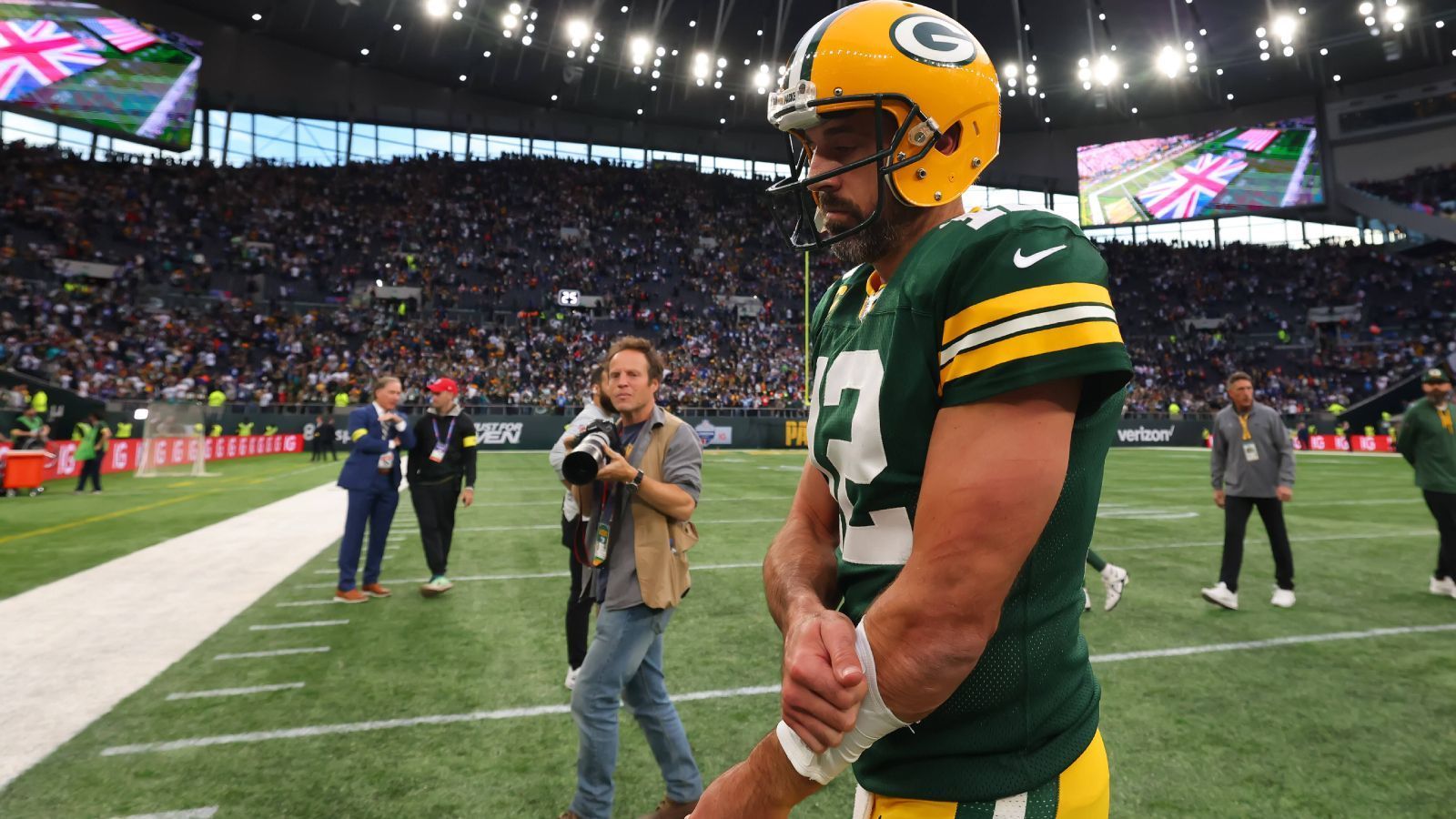 
                <strong>Verlierer: Aaron Rodgers (Green Bay Packers)</strong><br>
                Die Green Bay Packers sind in einem Leistungsloch, das ist nicht von der Hand zu weisen. Auch Quarterback Aaron Rodgers. In Woche drei und vier erlaubte sich der MVP bereits gegen die Tampa Bay Buccaneers sowie die New England Patriots eine schwache Halbzeit. Da kam er zwar jeweils mit einem knappen Sieg davon, gegen die New York Giants in London gab es dann erneut nach einer schwachen Halbzeit die Niederlage (22:27). Rodgers brachte in den vergangenen beiden Spielen nur 62 Prozent seiner Zuspiele, warf einen Pick Six und verlor einen Fumble. Die vergangenen Wochen sind nicht Rodgers-like.
              