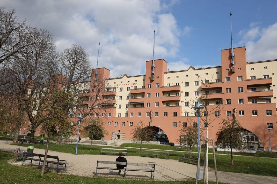 Berühmtes Beispiel: Der Karl-Marx-Hof in Wien wurde 1930 eröffnet. Im längsten zusammenhängenden Wohnbau der Welt (1.050 Meter!) waren ursprünglich auch Kindergärten, eine Bibliothek, eine Krankenstation und eine eigene Poststation untergebracht.