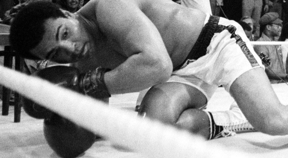 
                <strong>Muhammad Ali vs Ken Norton</strong><br>
                Seine zweite Niederlage als Profi war für Ali eine lehrreiche. In seiner ersten Biografie schrieb er: "Eine gebrochene Kinnlade ist ein überzeugendes Merkmal für eine Niederlage. Die bewies mir, dass eine lange Serie von Siegen das Realitätsbewusstsein eines Boxers verwirren kann. Davon werde ich bei meinem Kampf gegen George Foreman profitieren." Ali forderte eine direkte Revanche, bekam sie und bezwang Norton am 10. September 1973 in Inglewood umstritten nach Punkten - wieder durch eine Split Dicision.
              