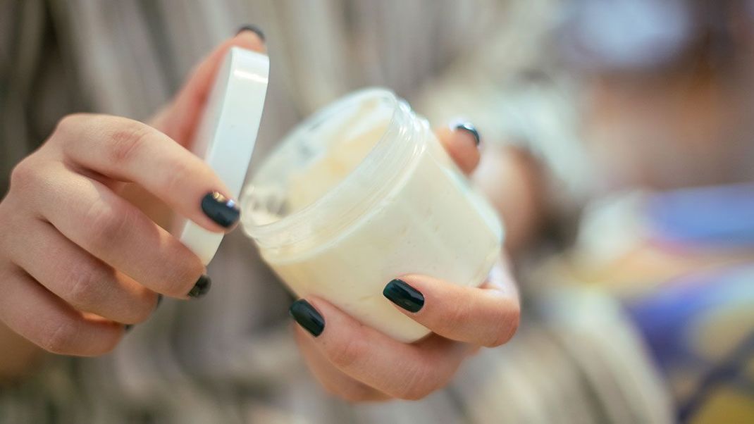 Bienenwachs, Shea- oder auch Kakaobutter – in unserem Beauty-Artikel verraten wir die Zutaten für eure DIY-Handcreme: Lasst euch von den Beauty-Rezepten überzeugen!