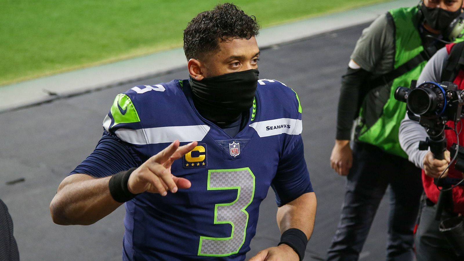 
                <strong>Platz 2: Russell Wilson (Seattle Seahawks)</strong><br>
                Position: Quarterback -Cap Hit: 32 Millionen Dollar -Vertragsjahr: 3 von 5 -Base Salary: 19 Mio. Dollar -Signing Bonus: 13 Mio. Dollar 
              