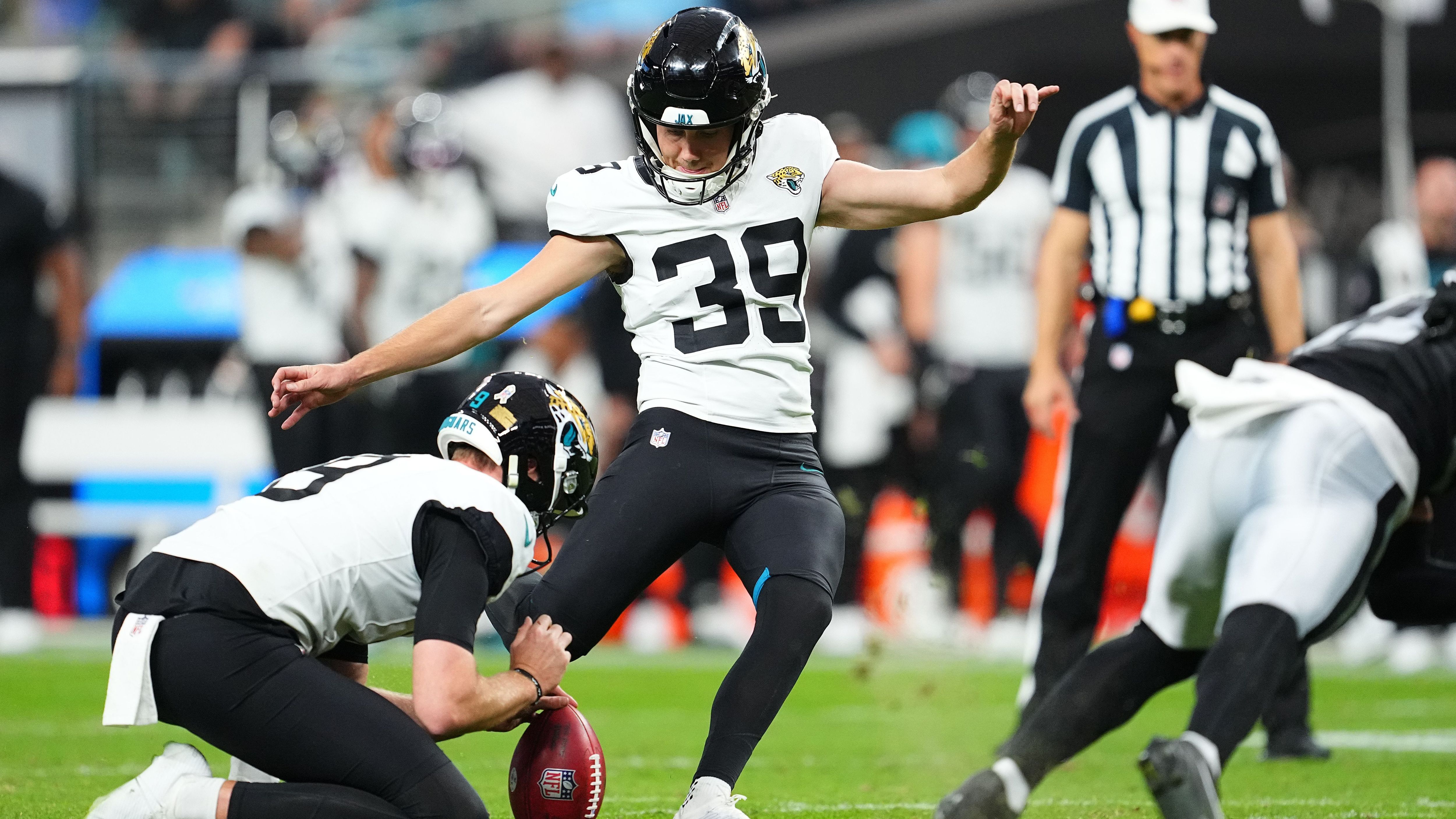 <strong>Cam Little - 68 Yards</strong><br>In Woche neun der aktuellen NFL-Spielzeit 2025 traf Cam Little kurz vor der Pause ein Field Goal auf 68 Yards und stellte somit einen neuen Rekord auf. Und auch am Ende des Spiels hatte der Kicker etwas zu feiern. Die Jacksonville Jaguars gewannen die Partie gegen die Las Vegas Raiders mit 30:29 in der Overtime.