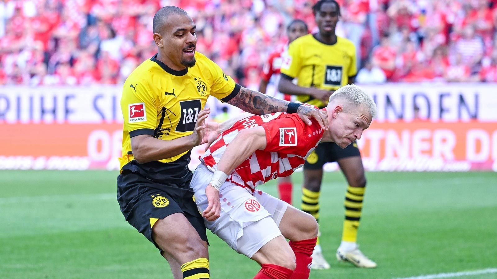 <strong>Donyell Malen (Borussia Dortmund)</strong><br>Zeigt Engagement. Erobert Bälle in der eigenen Hälfte, doch die Sicherheit fehlt. Verstolpert die Kugel zu häufig. Hat nicht die zündende Idee im Spiel nach vorne. Insgesamt bemüht, aber zu ungefährlich. Muss daher in der Halbzeit raus.&nbsp;<strong>ran-Note: 4</strong>