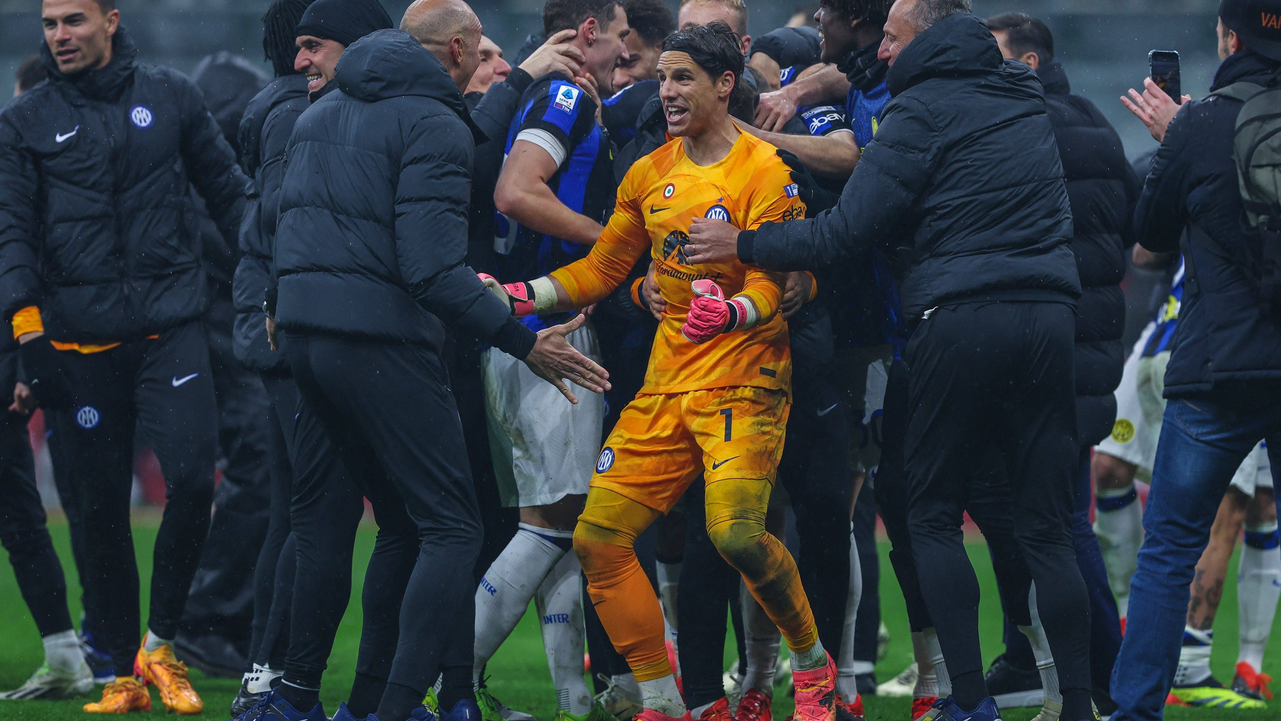 <strong>Yann Sommer<br></strong>Der frühere Bayern- und Gladbach-Keeper war einer der Garanten für den souverän eingefahrenen Titel der Mailänder. In seinen bisher 31 Serie-A-Einsätzen kassierte Yann Sommer nur 18 Gegentore, hielt 17 Mal die Null fest. Bei Inter trat er damit äußerst erfolgreich die Nachfolge des zu ManUnited gewechselten Andre Onana an.&nbsp;