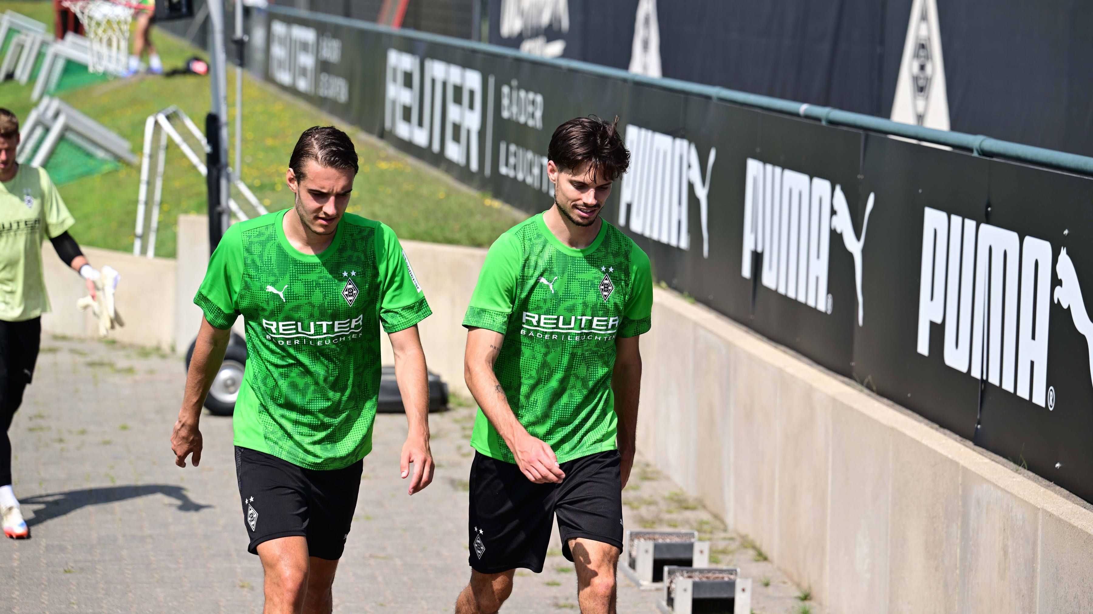 <em><strong>Julian Weigl (Borussia Mönchengladbach)</strong><br>Für Julian Weigl (r.) läuft es bei der Borussia kurz vor dem Start der Bundesliga-Saison alles andere als rund. Im Pokalspiel gegen Delmenhorst schmorte er 90 Minuten auf der Bank. Jetzt machen schon Meldungen von einem bevorstehenden Abschied die Runde. Nach "Sky"-Informationen hat der saudische Klub Al-Shabab bei den Gladbachern wegen Weigl vorgefühlt ...</em>