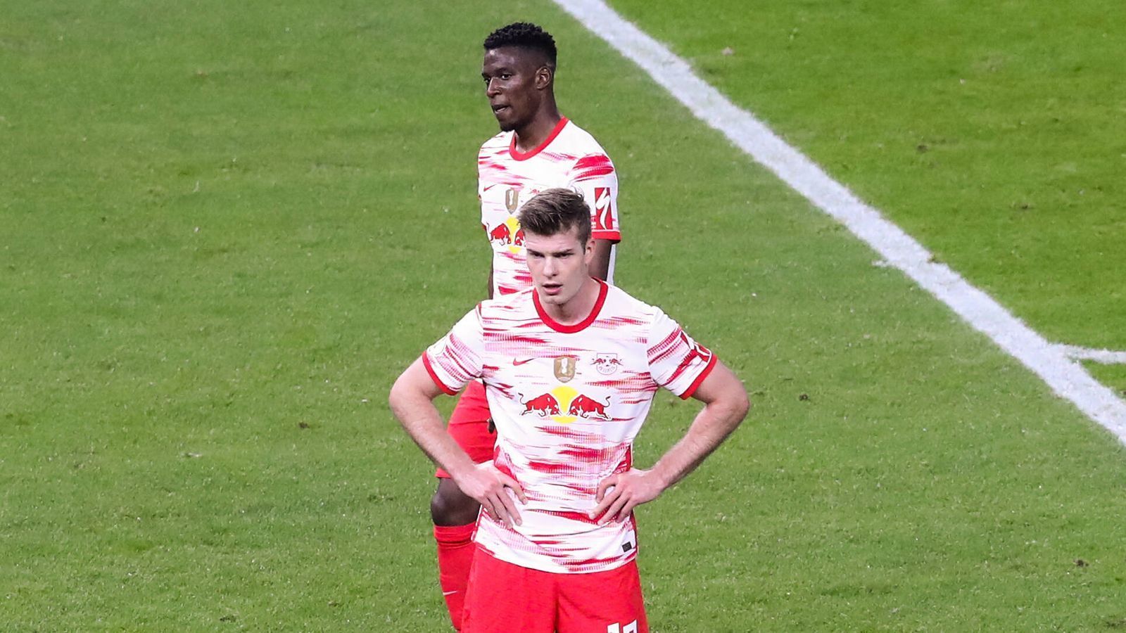 
                <strong>RB Leipzig: Neues Heimtrikot mit unglücklichem Debüt</strong><br>
                Im Finale des DFB-Pokals gegen Borussia Dortmund sind die Roten Bullen schon im neuen Look aufgelaufen. Doch die 1:4-Pleite ist im Nachinein betrachtet nicht die glücklichste Präsentation des neuen Jerseys. Vom einfarbigen Wwiß distanziert sich RB immer mehr. Nun kommt das neue Trikot mit deutlich verspielterem Design her. 
              