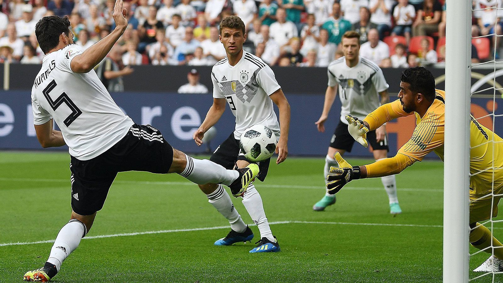 
                <strong>Thomas Müller</strong><br>
                Findet nur sehr langsam ins Spiel, bei ihm läuft lange nicht viel zusammen. Ist beim 2:0 immerhin mal an der richtigen Stelle, auch wenn es am Ende ein Eigentor ist. Bei ihm ist auch noch viel Luft nach oben, er wirkt seltsam uninspiriert und nicht engagiert genug. Glück hat er bei seinen Aktionen auch nicht. ran-Note: 5
              