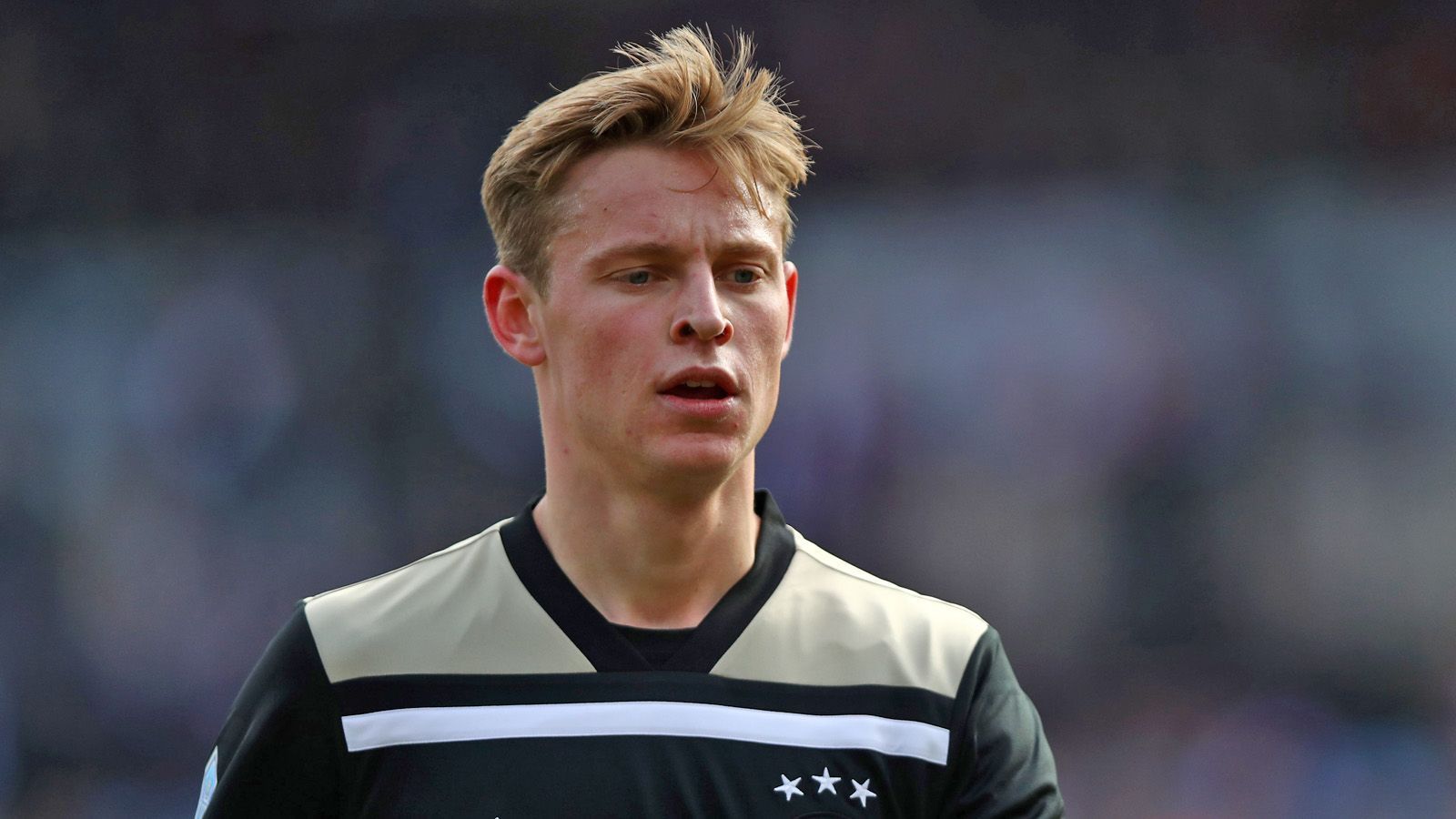 
                <strong>Mittelfeld: Frenkie de Jong</strong><br>
                Verein: Ajax Amsterdam/FC BarcelonaNationalität: Niederlande
              