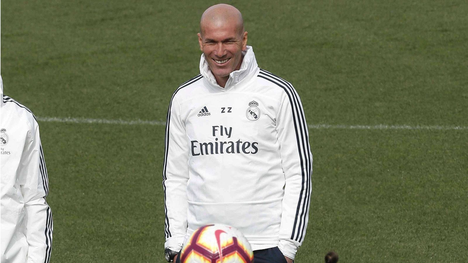 
                <strong>Zinedine Zidane will neue Stars bei Real Madrid </strong><br>
                Die aktuelle Saison verläuft für Real Madrid alles andere als zufriedenstellend. Mit Erfolgscoach Zinedine Zidane wollen die Königlichen im Sommer einen Umbruch angehen. Dafür sollen neue Stars ins Bernabeu kommen. Vor allem vier Stars sollen es Real angetan haben, doch alle vier haben auch ein dickes Preisschild. ran.de zeigt Madrids Objekte der Begierde.
              