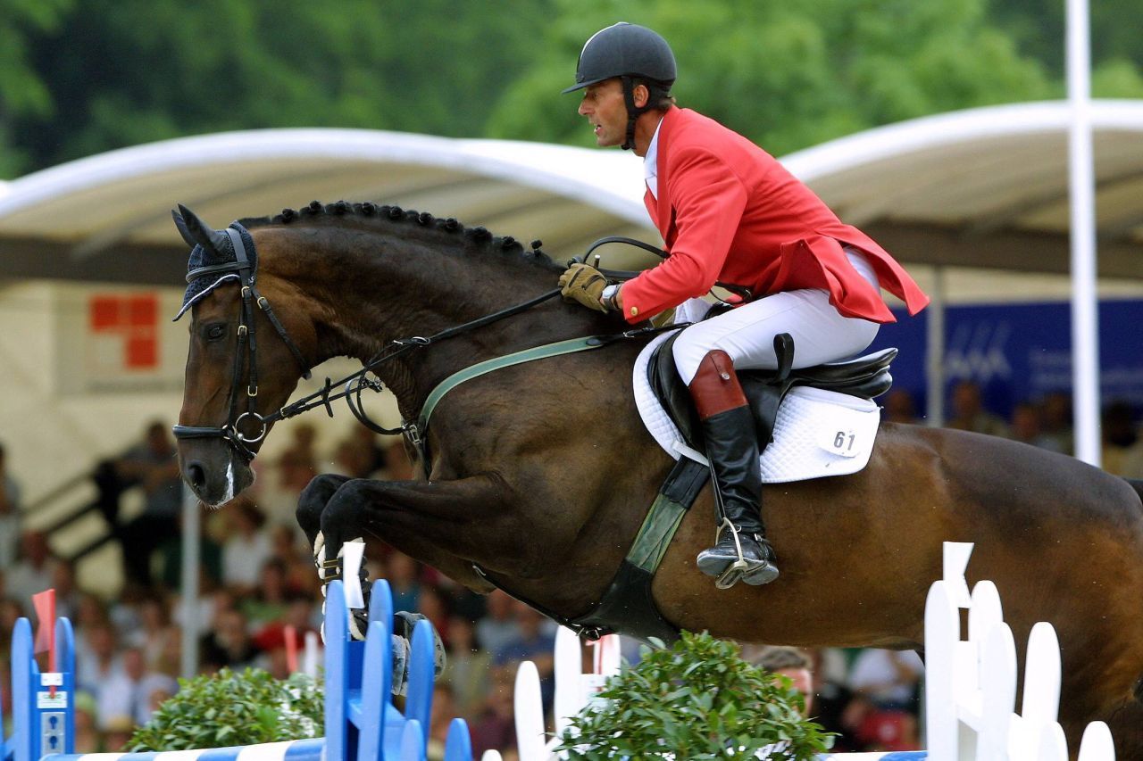 Elmar Gundel. Der deutsche Springreiter war wegen Doping seines Pferdes von der Internationalen Reiterlichen Vereinigung 1992 drei Monate gesperrt worden. Der CAS reduzierte die Sperre auf einen Monat. Gundel war damit nicht zufrieden und zog vor das Schweizer Bundesgericht. Er bezweifelte, dass der CAS unabhängig genug von Verbänden und somit das Urteil rechtsgültig sei. Das Schweizer Gericht erkannte 1993 zum ersten Mal off