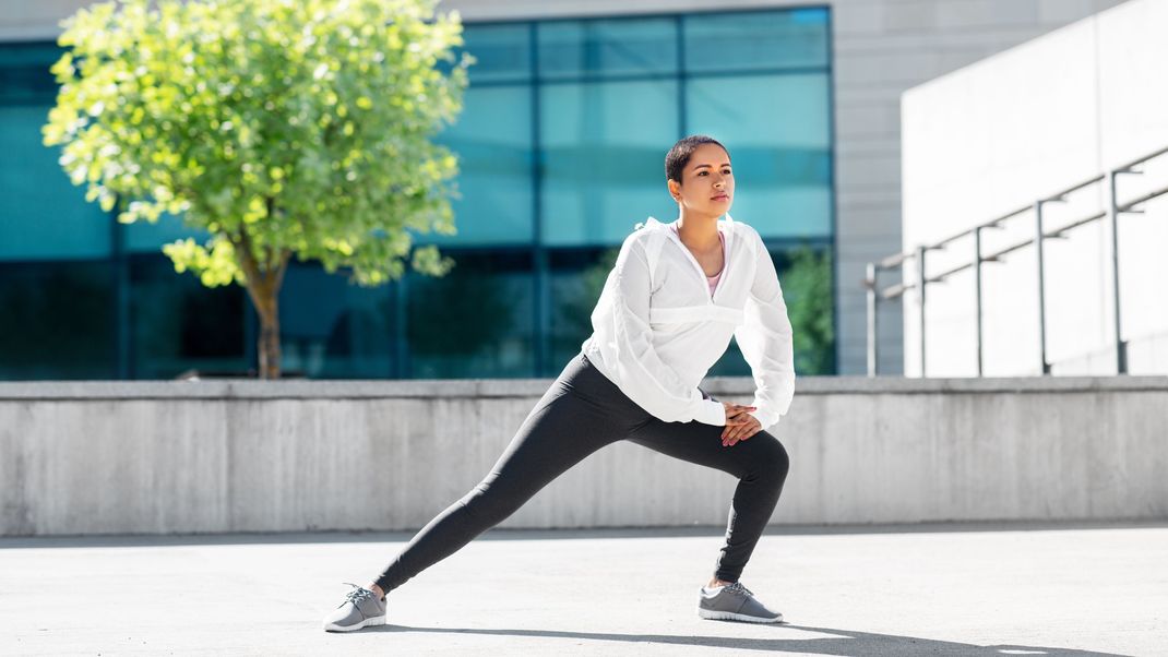 Der seitliche Ausfallschritt ist eine Abwandlung der Lunges. Anstelle eines großen Schrittes nach vorne, gehst du dabei zur Seite und trainierst neben einem knackigen hinterteil auch gleich deine inneren Oberschenkel.