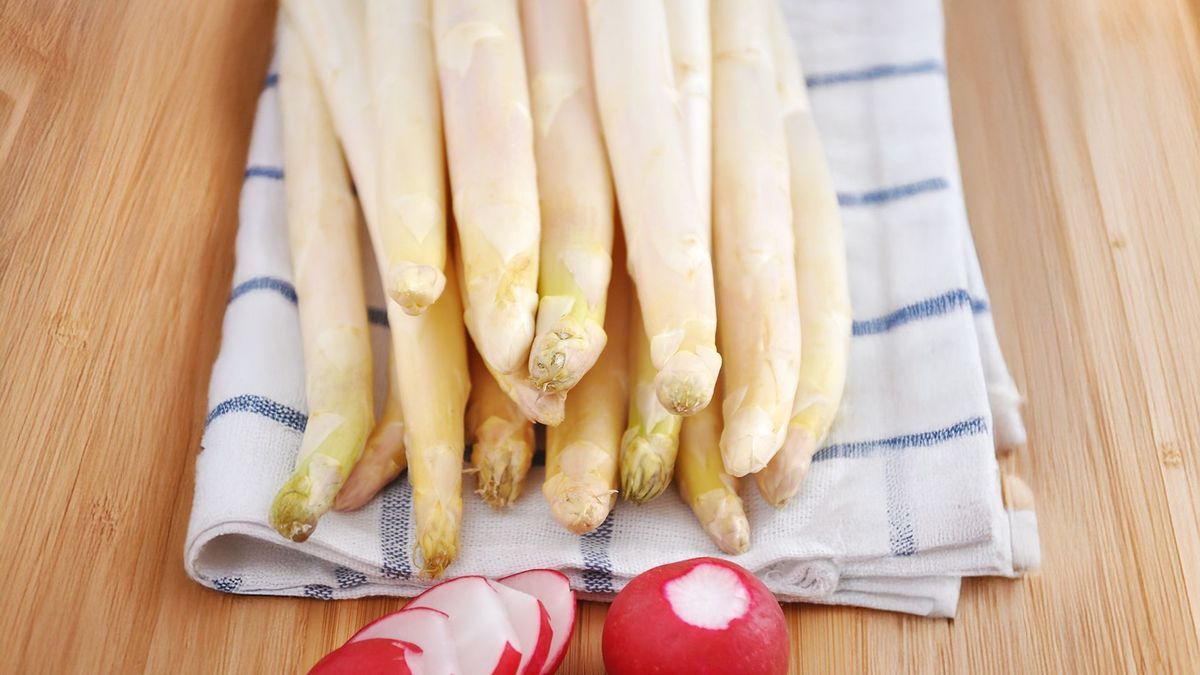 Frischer Spargel mit Radieschen