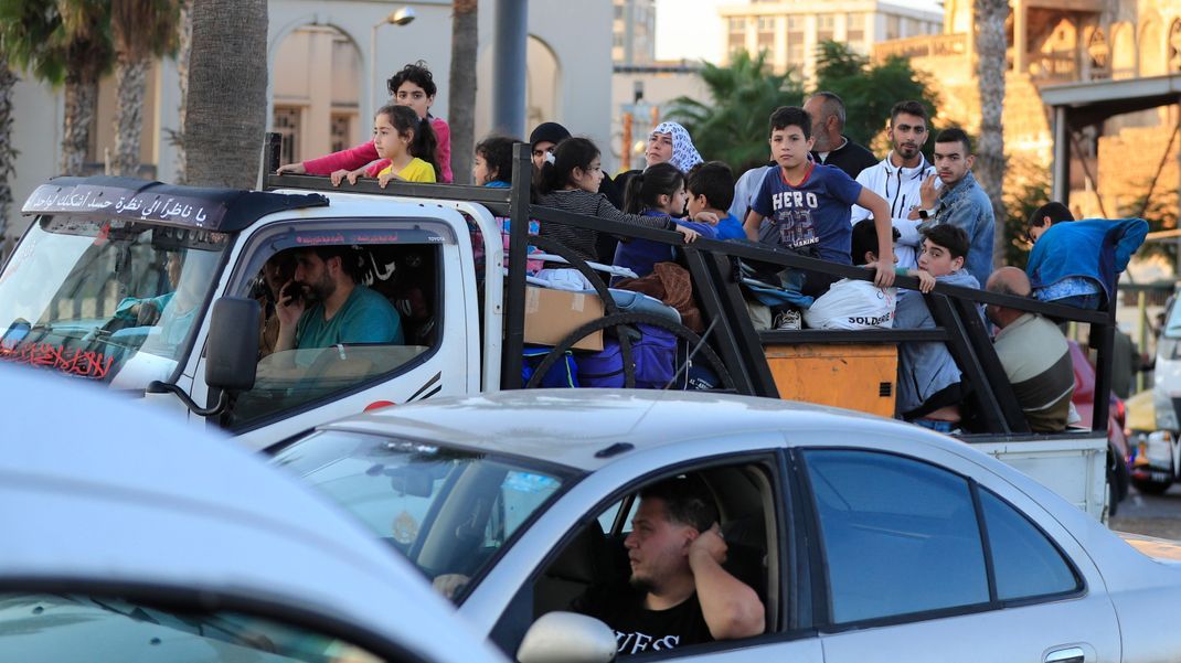 Autos stehen auf der Straße nach Beirut im Stau, während die Menschen vor den israelischen Luftangriffen aus den Dörfern im Süden fliehen.