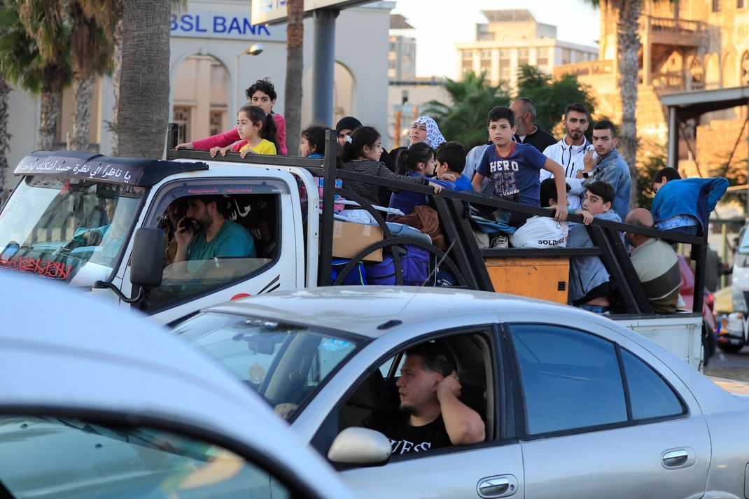 Autos stehen auf der Straße nach Beirut im Stau, während die Menschen vor den israelischen Luftangriffen aus den Dörfern im Süden fliehen.