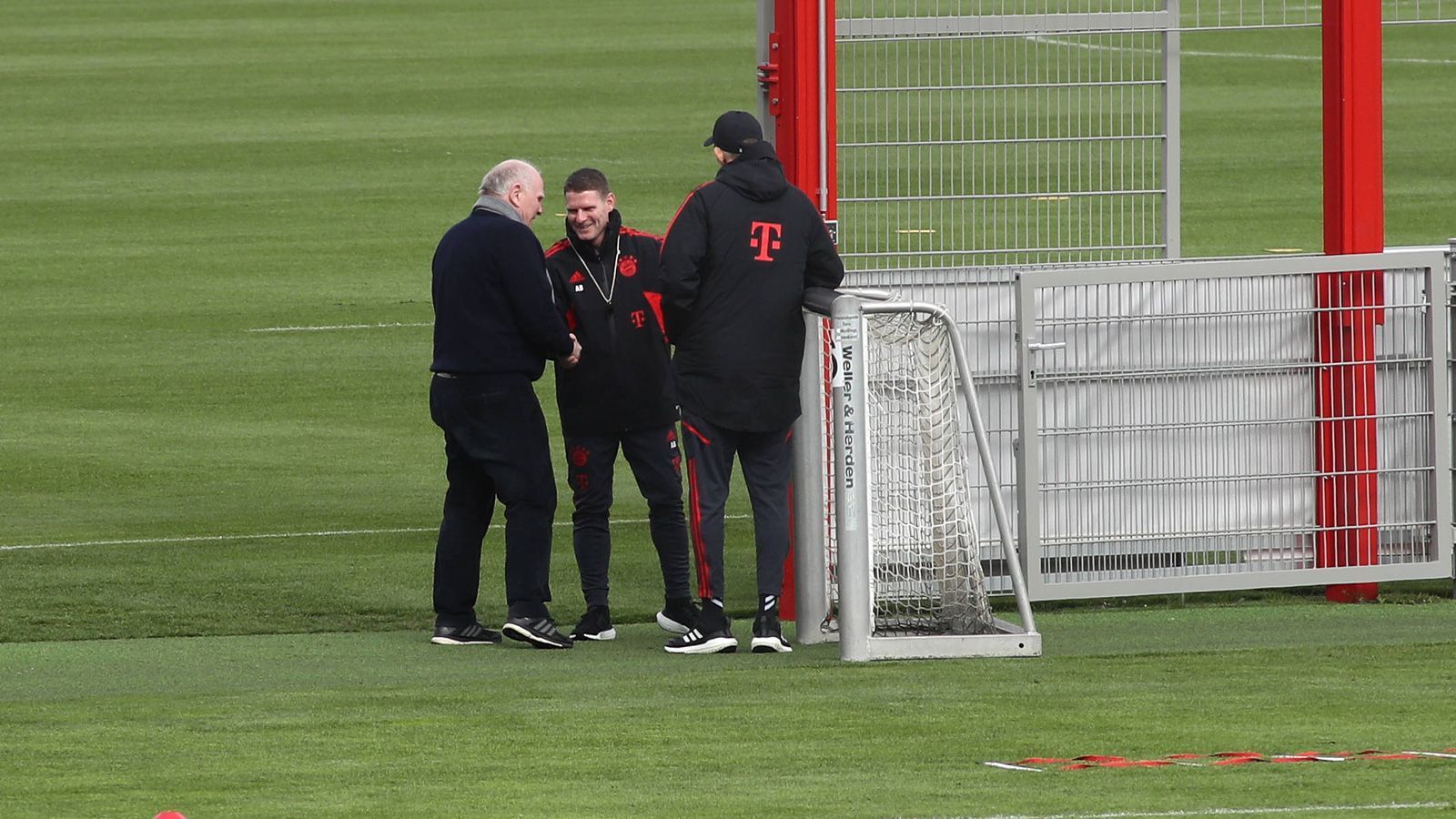 
                <strong>Uli Hoeneß trifft Thomas Tuchel beim Bayern-Training</strong><br>
                Hoeneß begrüßte auch Anthony Barry, den neuen Assistenten von Thomas Tuchel.
              