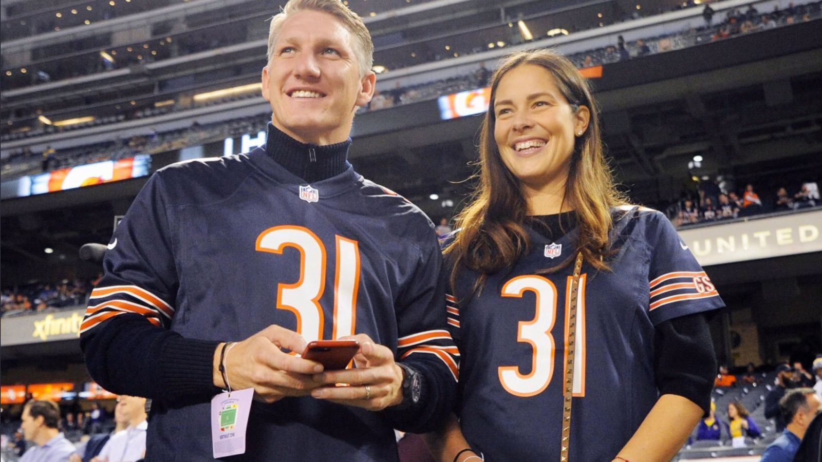 <strong>Bastian Schweinsteiger (Chicago Bears)</strong><br>
                Bastian Schweinsteiger wohnte 2017 in Chicago. Kein Wunder, dass der "Schweini" seitdem die Chicago Bears unterstützt. Vor dem Saisonauftakt seiner Bears gegen den Erzrivalen aus Green Bay im Jahr 2019 posierte Schweinsteiger in einem von seinem damaligen Verein Chicago Fire veröffentlichten Video und reibt ein Stück Käse mit einer Käseraspel.