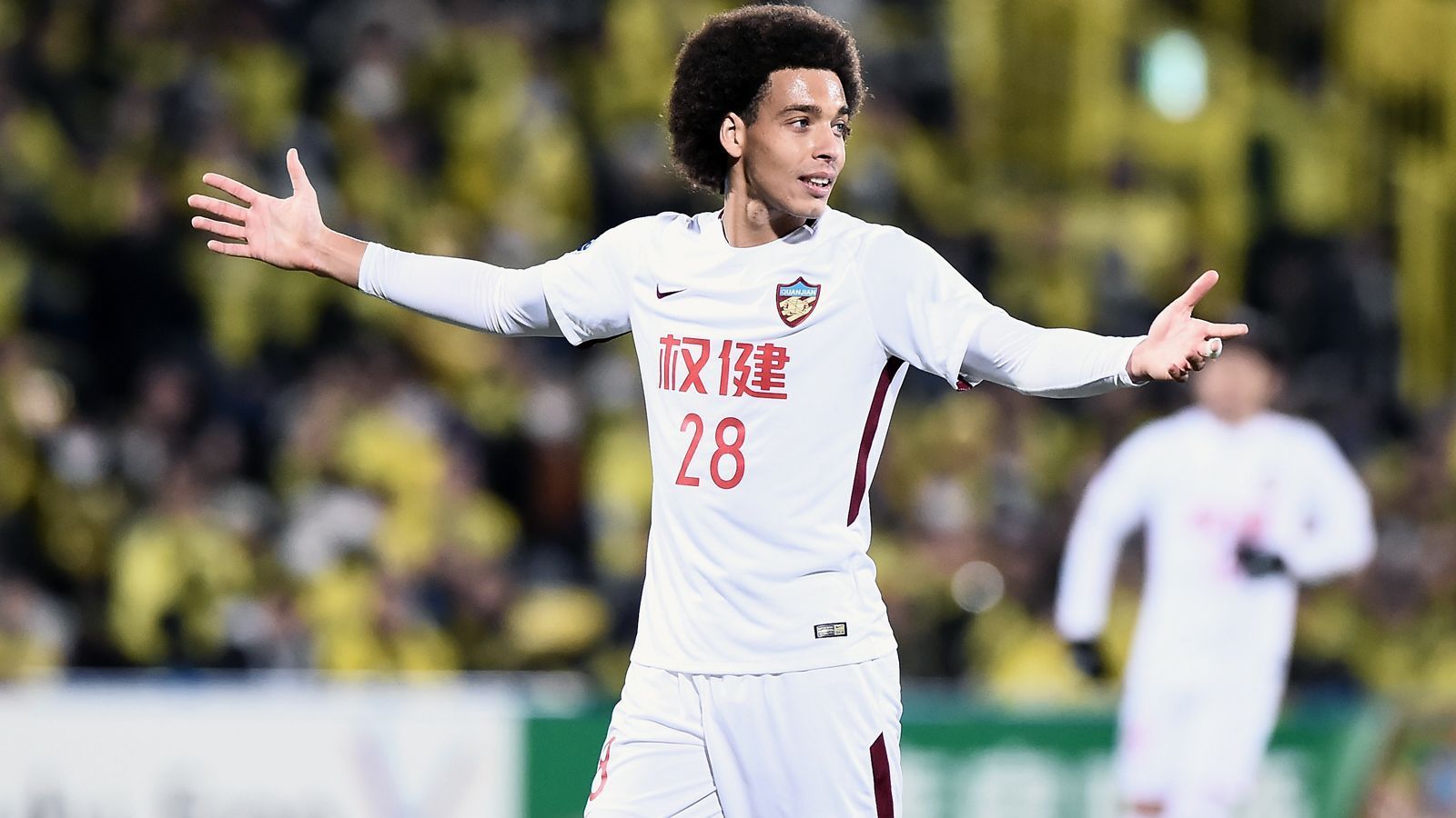 
                <strong>Komplett surreales China-Gehalt</strong><br>
                Bislang stand Axel Witsel beim chinesischen Klub Tianjin Quanjian unter Vertrag. Laut Medienberichten kassierte der 29-Jährige dort 1,5 Millionen Euro Gehalt - pro Monat! Somit ergibt sich für den Belgier ein Jahreseinkommen von unglaublichen 18 Millionen Euro. Der Vertrag des Nationalspielers lief dort noch bis Ende 2019.
              