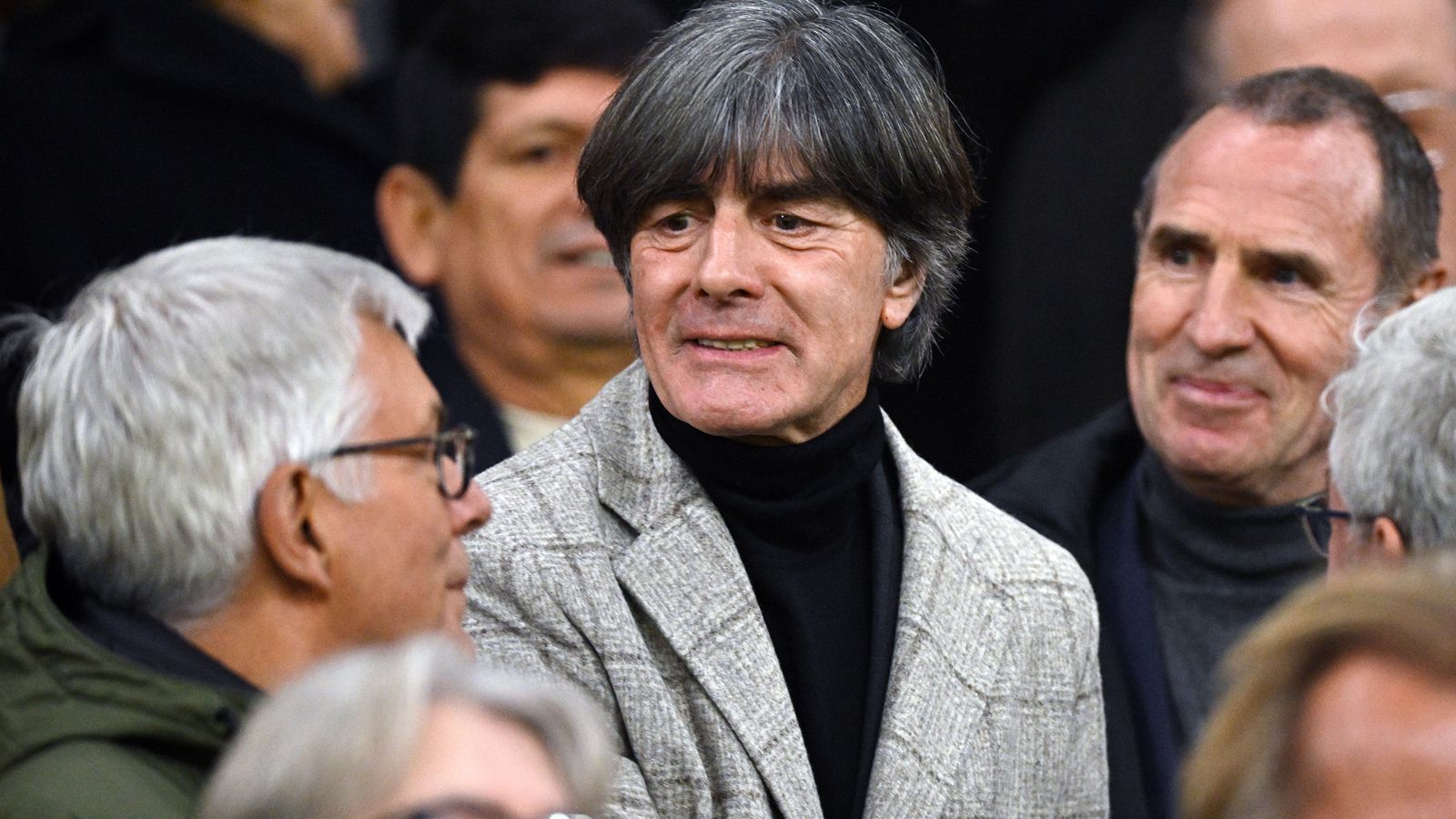 
                <strong>Flick-Vorgänger Joachim Löw verdiente deutlich weniger</strong><br>
                Jogi Löws Gehalt als Bundestrainer soll sich laut "Bild" auf drei bis 3,5 Millionen Euro jährlich belaufen haben. Da der DFB nach der Trennung von Löw nach der EM 2021 händeringend nach einem geeigneten Nachfolger gesucht und Flick erst kurz zuvor sechs Titel in einer Saison mit dem FC Bayern München gewonnen hatte, soll das Gehalt für den aktuellen Bundestrainer besonders üppig ausgefallen sein.
              