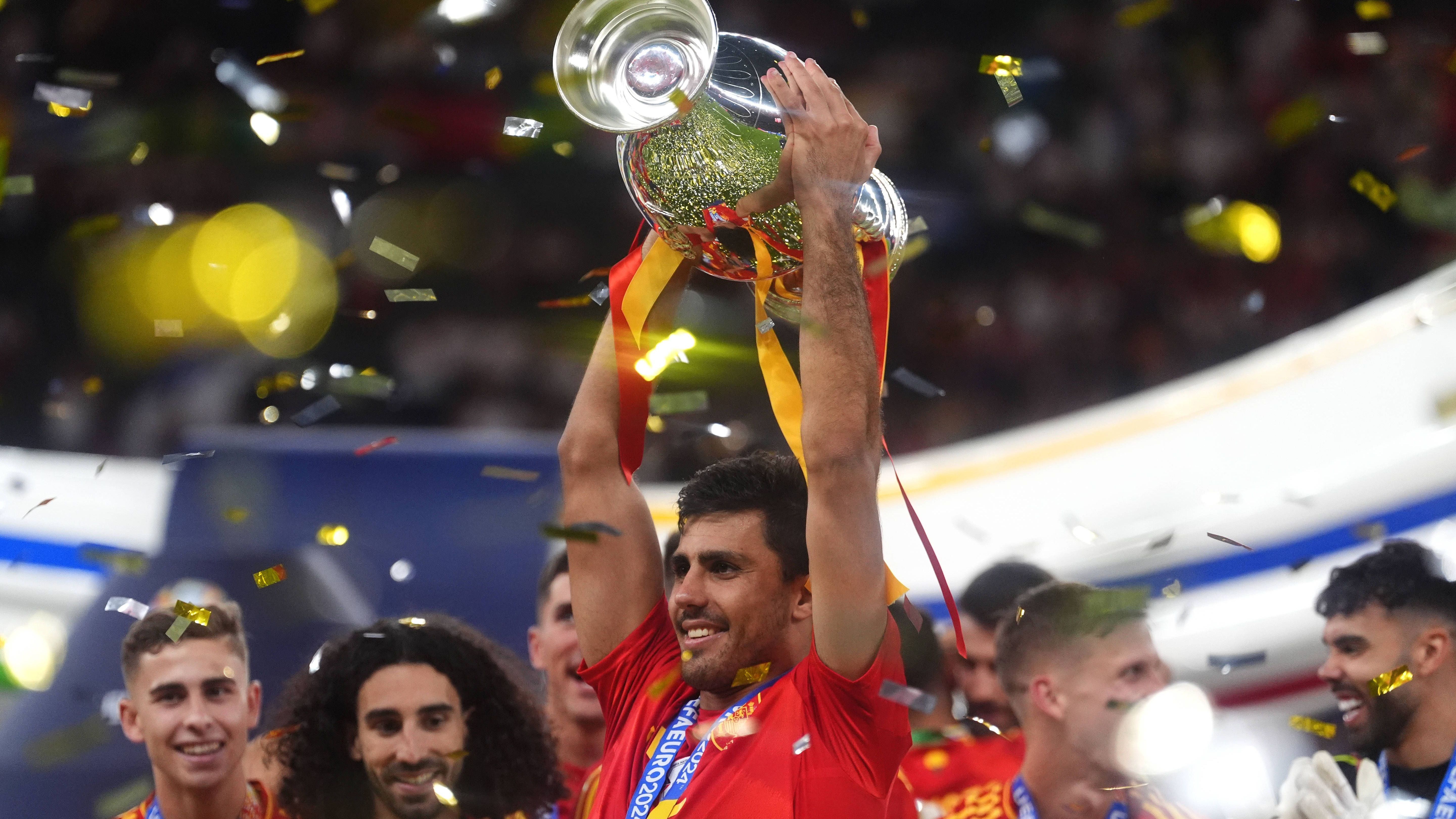 <strong>Rodri (FC Bayern München)</strong><br>"Es fanden konkrete Gespräche mit Rodri statt", heißt es. Der aber gab damals dann doch seinem Landsmann Pep Guardiola und Manchester City den Vorzug. Bereut hat er diesen Schritt sicherlich nicht. Rodri wurde mit ManCity 2023 Champions-League-Sieger und gewann ein Jahr später mit Spanien die Europameisterschaft.