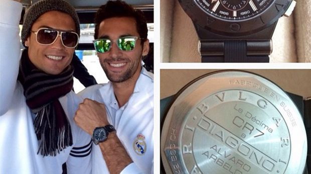 
                <strong>Ein Geschenk für die Mitspieler</strong><br>
                Ein Geschenk für die Mitspieler: Doch nicht nur seiner Mutter will Cristiano Ronaldo eine Freude tun. Auch seine Mitspieler haben etwas vom Reichtum des Mega-Stars - zumindest ein bisschen. Zu Weihnachten 2014 etwa, bekam jeder seiner Mitspieler bei Real Madrid eine Uhr im Wert von rund 8000 Euro geschenkt. Teamkollege Alvaro Arbeloa bedankte sich artig bei Instagram.
              