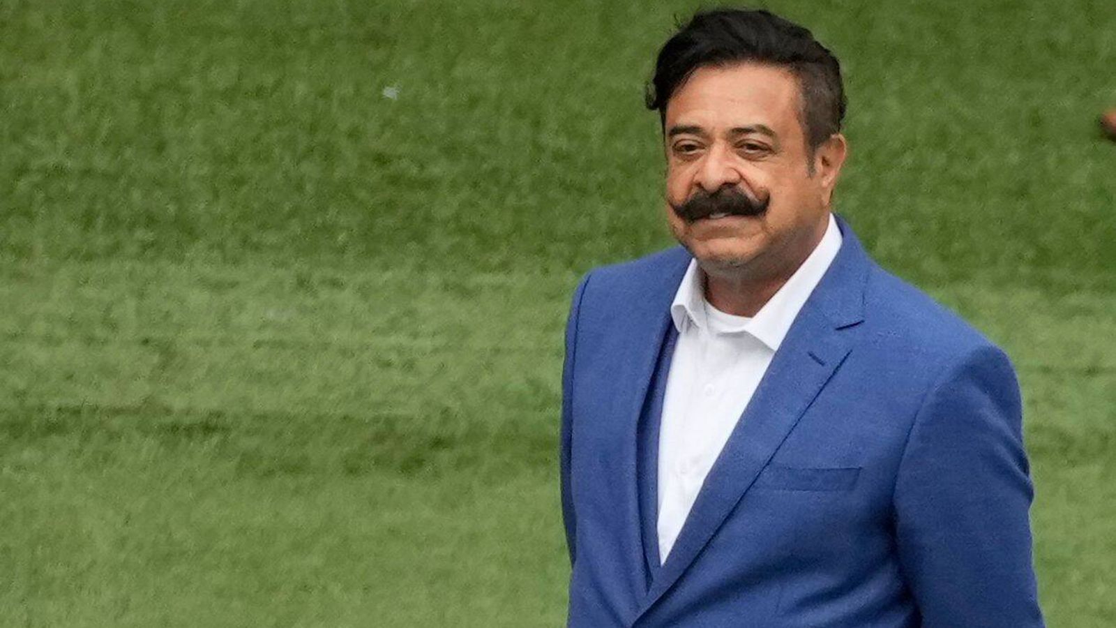 
                <strong>FC Fulham: Shahid Khan </strong><br>
                Shahid Khan gehört neben dem FC Fulham auch die Football-Franchise der Jacksonville Jaguars. Viel interessanter als sein Vermögen - das mittlerweile auf 12,3 Milliarden US-Dollar geschätzt wird – ist die Geschichte des 72-Jährigens, der einst als 16-jähriger Immigrant aus Pakistan in die USA kam. Die Legende des "American Dream" trifft auf Khan zu, sein erster Job war der des Tellerwäschers. Er studierte und baute sich Schritt für Schritt in der Automobilbranche ein Vermögen auf. Dass sein FC Fulham als Fahrstuhl-Klub gilt, scheint ihn dabei nicht weiter zu stören.
              